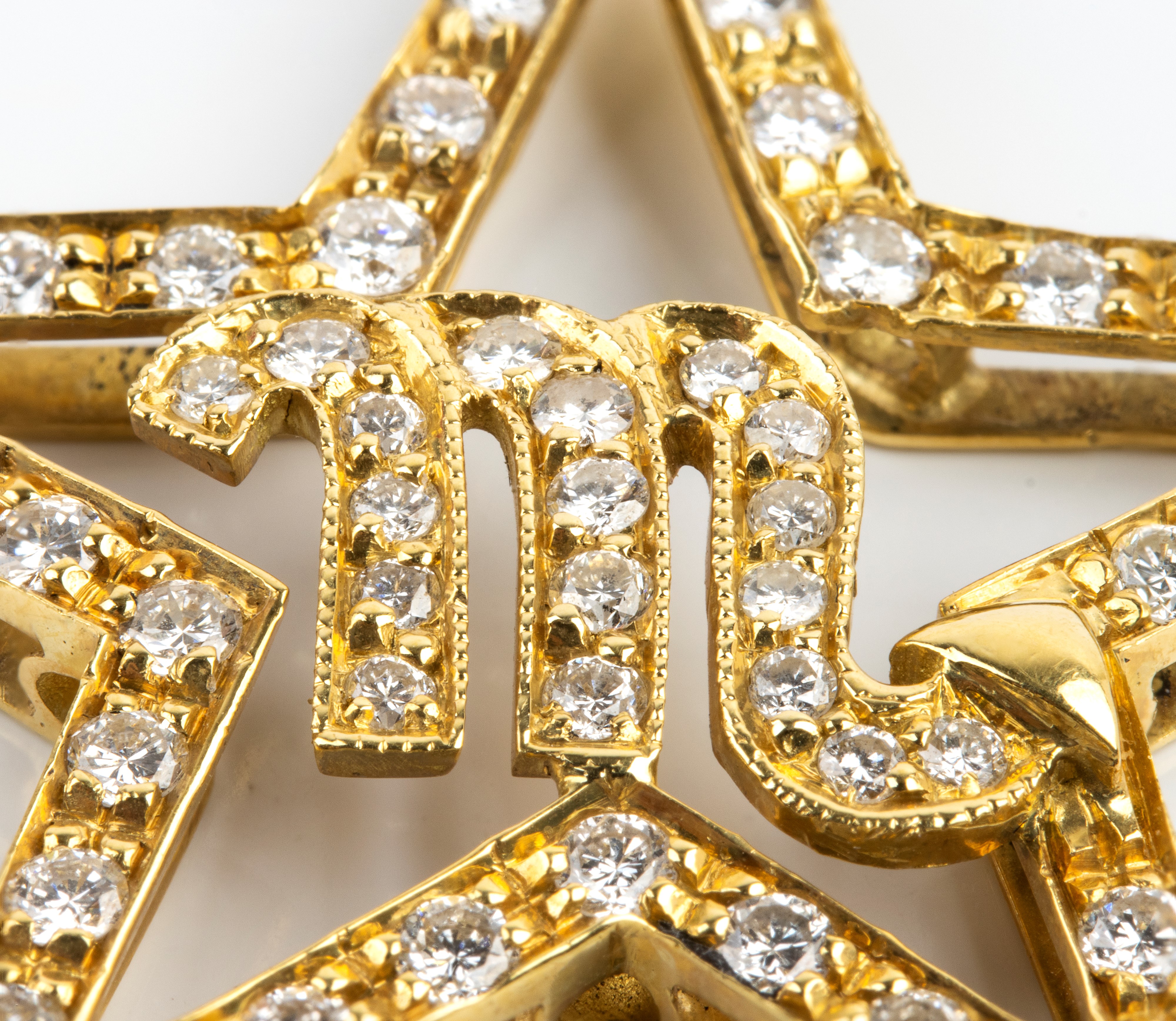 Pendente in oro giallo 18k a stella con simbolo zodiacale dello Scorpione in diamanti