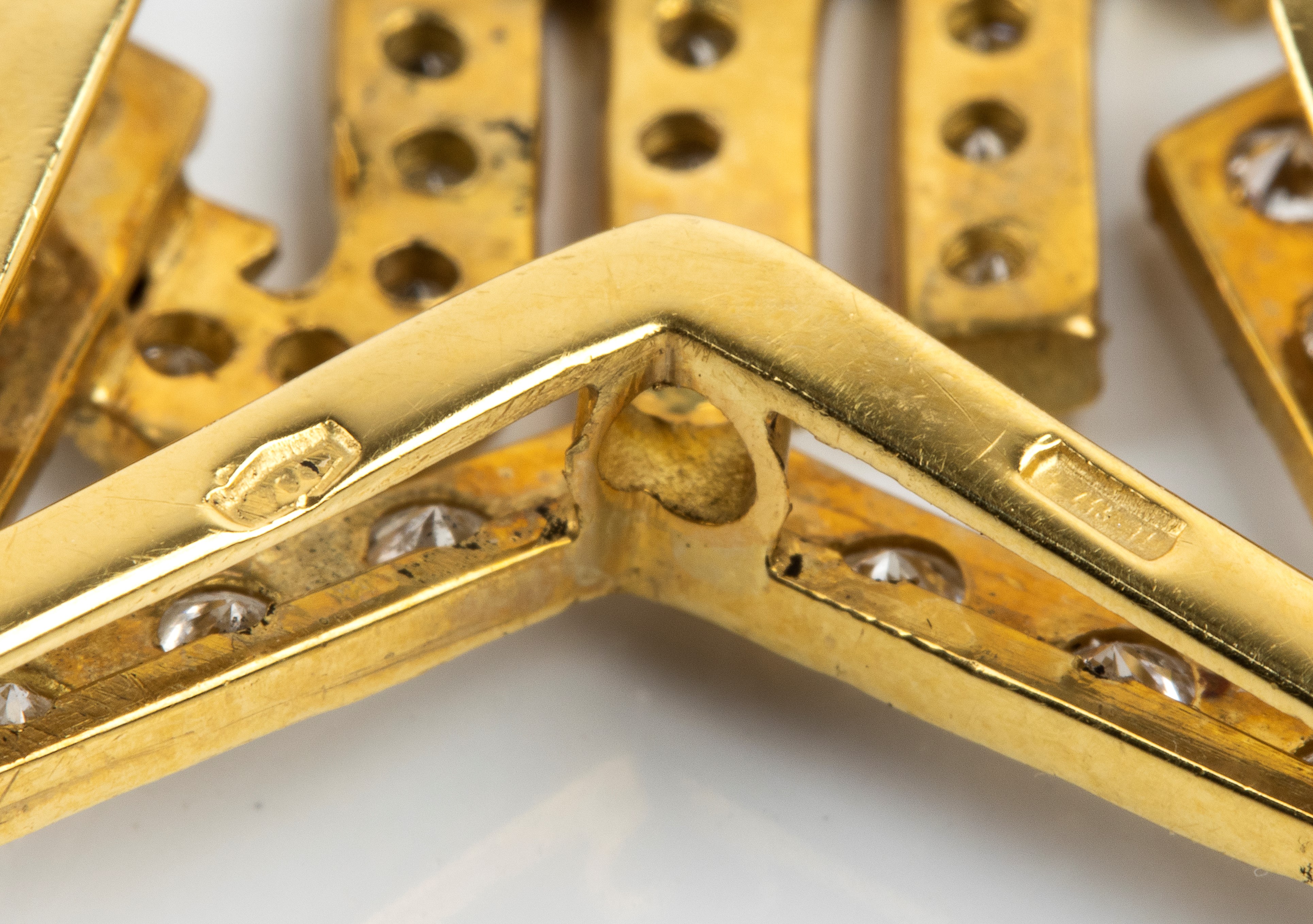 Pendente in oro giallo 18k a stella con simbolo zodiacale dello Scorpione in diamanti