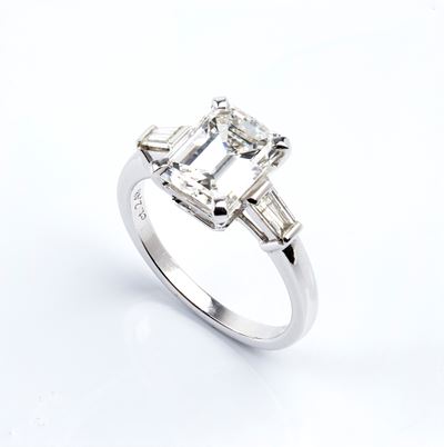 Anello in oro bianco 18k con diamanti