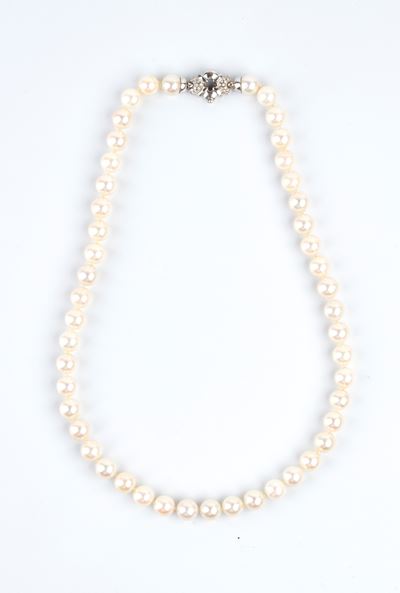 Collana di perle coltivate, fermaglio in oro bianco 18 k con diamanti (pavé)