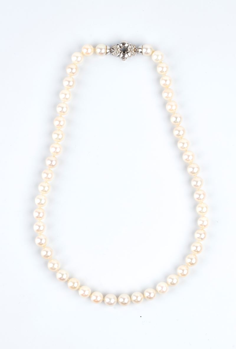 Collana di perle coltivate, fermaglio in oro bianco 18 k con diamanti (pavé)