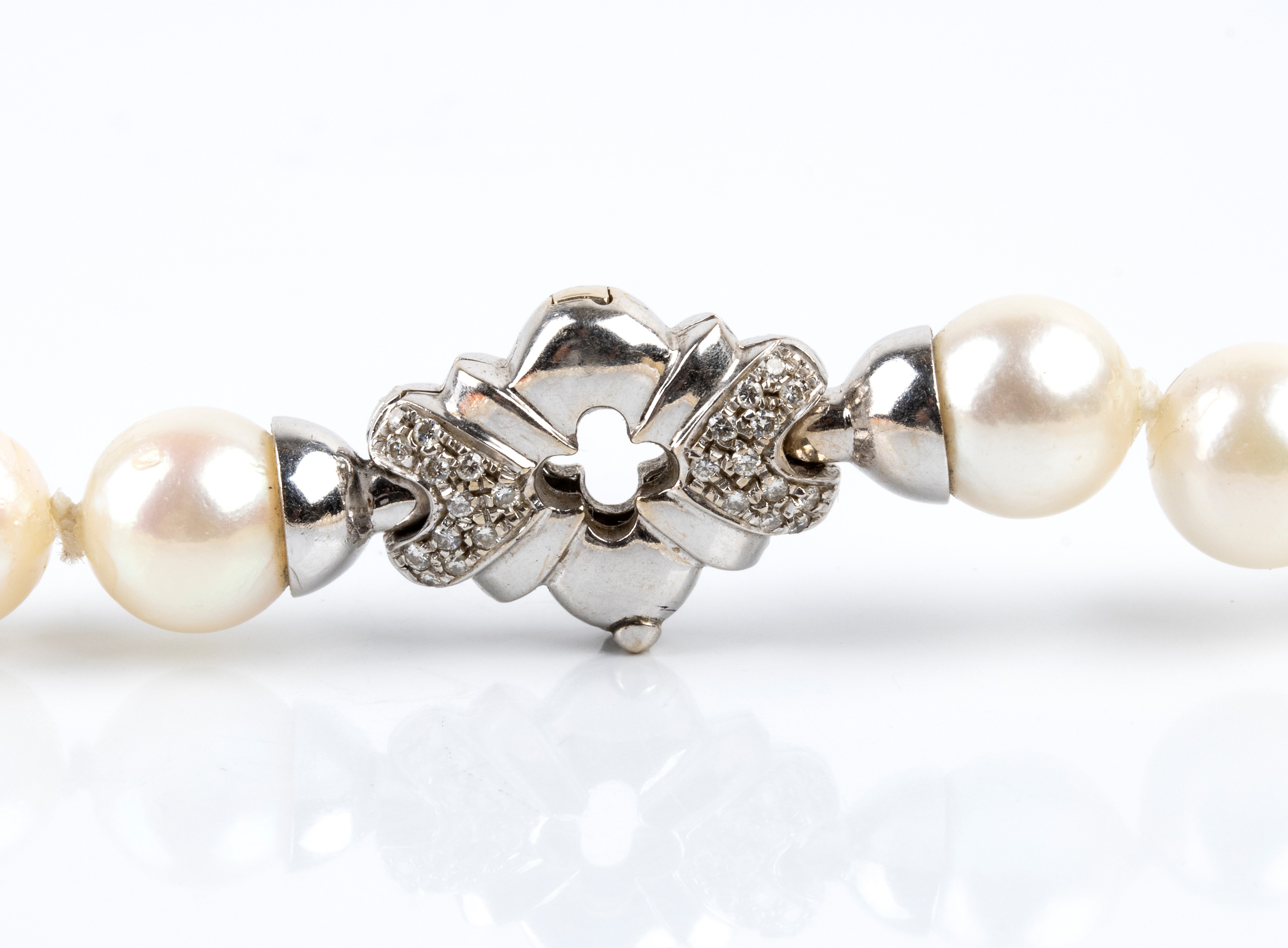 Collana di perle coltivate, fermaglio in oro bianco 18 k con diamanti (pavé)