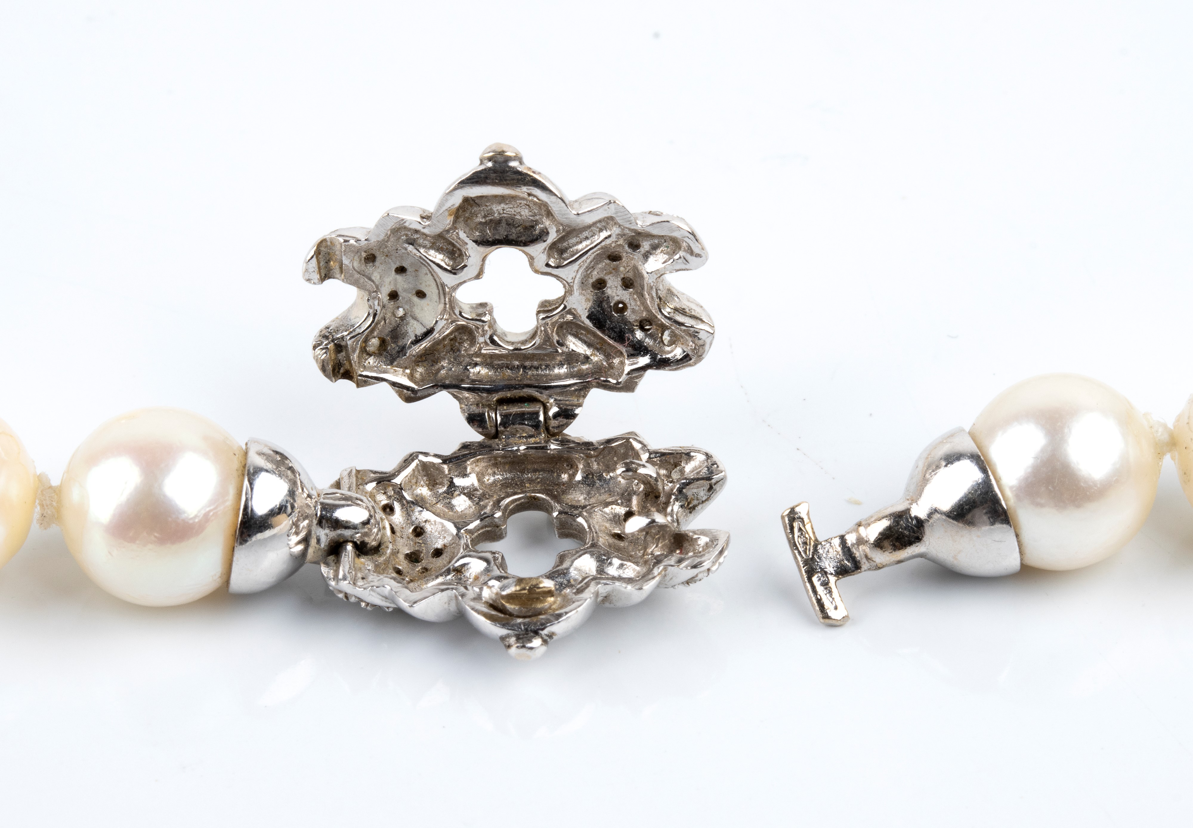 Collana di perle coltivate, fermaglio in oro bianco 18 k con diamanti (pavé)