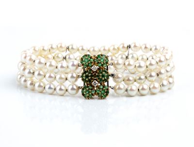 Bracciale a tre fili di perle coltivate con motivo a fiori, in oro 18k con smeraldi e diamanti