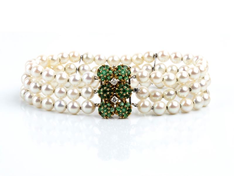Bracciale a tre fili di perle coltivate con motivo a fiori, in oro 18k con smeraldi e diamanti
