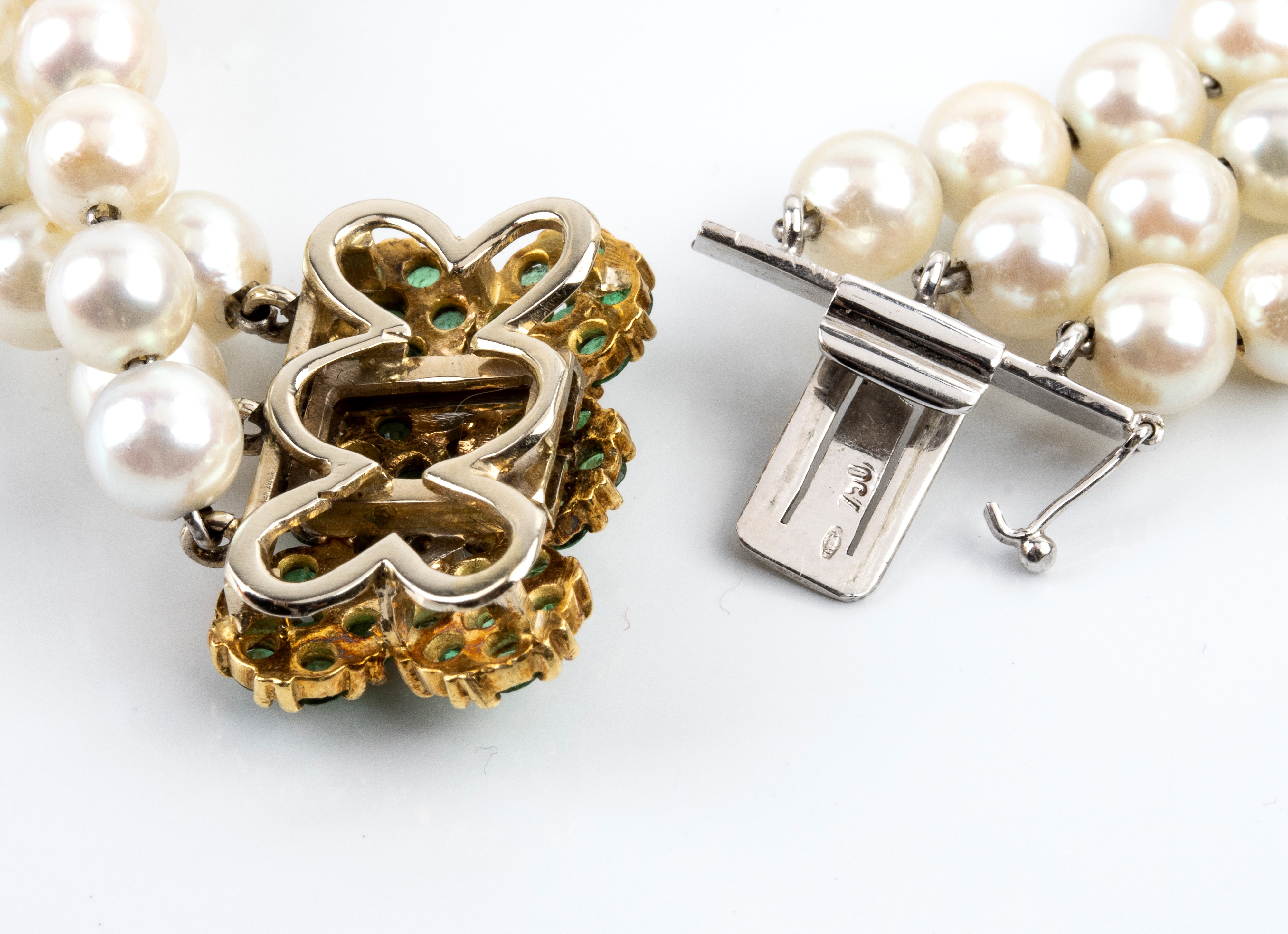 Bracciale a tre fili di perle coltivate con motivo a fiori, in oro 18k con smeraldi e diamanti