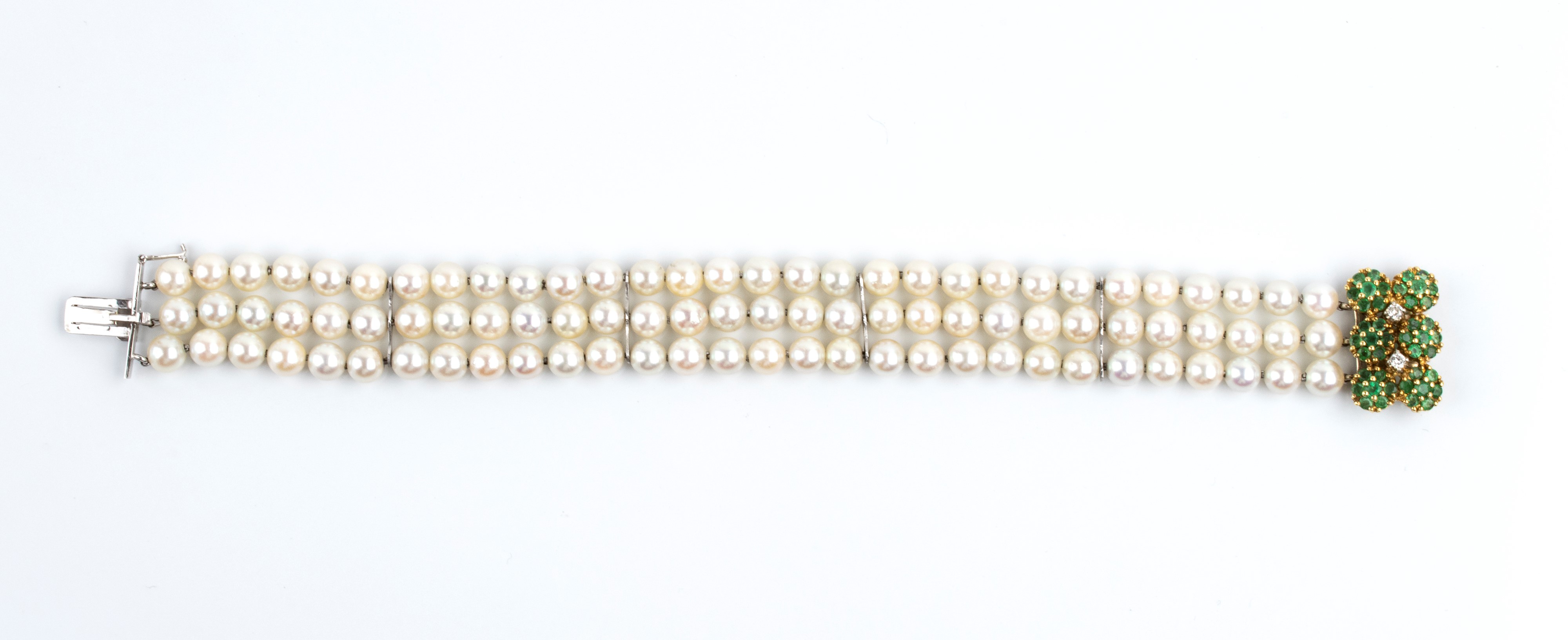 Bracciale a tre fili di perle coltivate con motivo a fiori, in oro 18k con smeraldi e diamanti