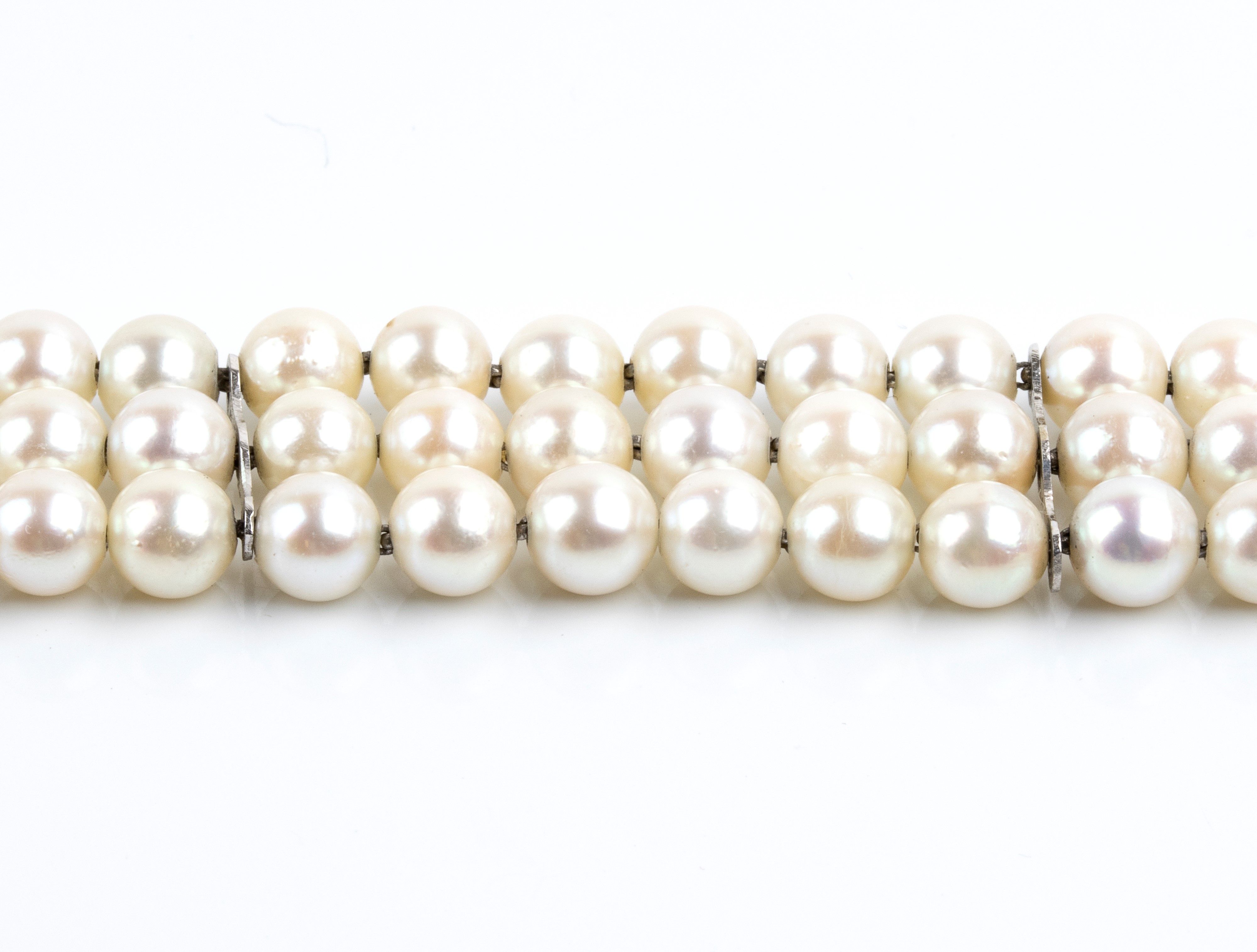Bracciale a tre fili di perle coltivate con motivo a fiori, in oro 18k con smeraldi e diamanti
