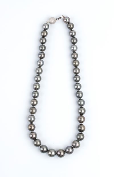 Collana di perle Tahiti, filo di perle in gradazione con chiusura in oro bianco 18k punzonato “75...