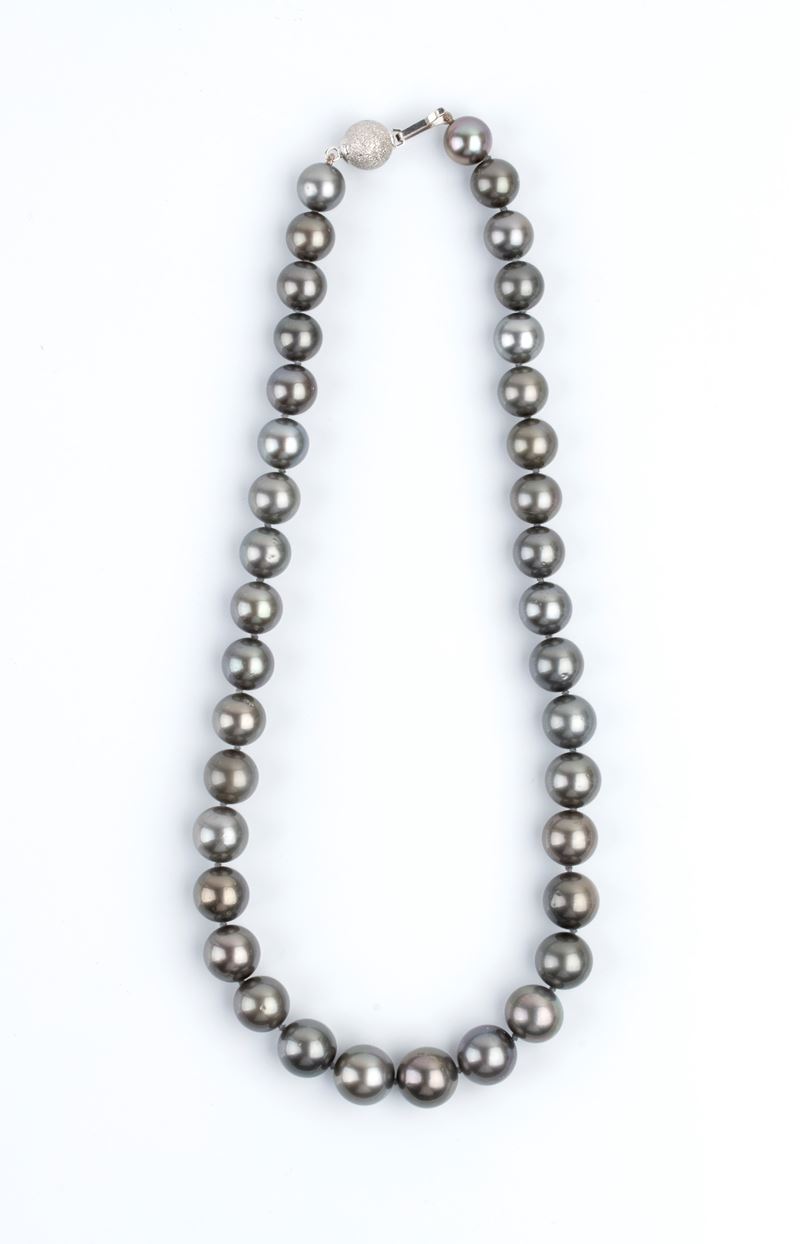 Collana di perle Tahiti, filo di perle in gradazione con chiusura in oro bianco 18k punzonato “75...