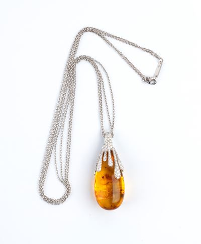 Girocollo con pendente in oro bianco 18k con ambroide (ambra trattata) e diamanti