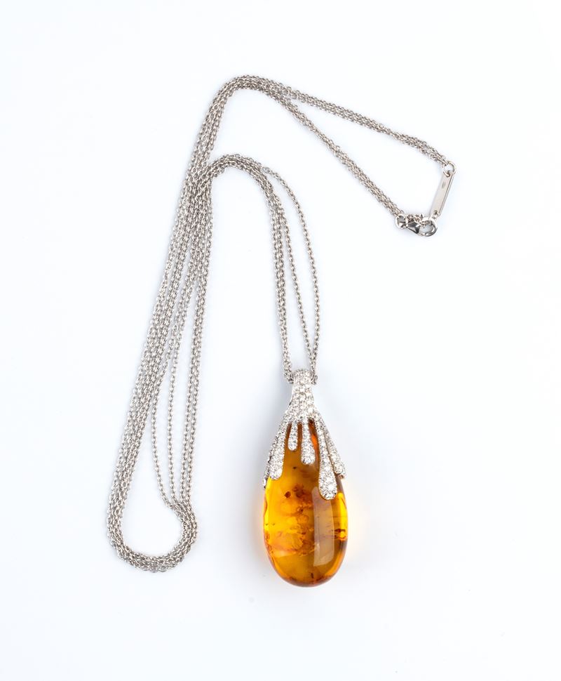 Girocollo con pendente in oro bianco 18k con ambroide (ambra trattata) e diamanti