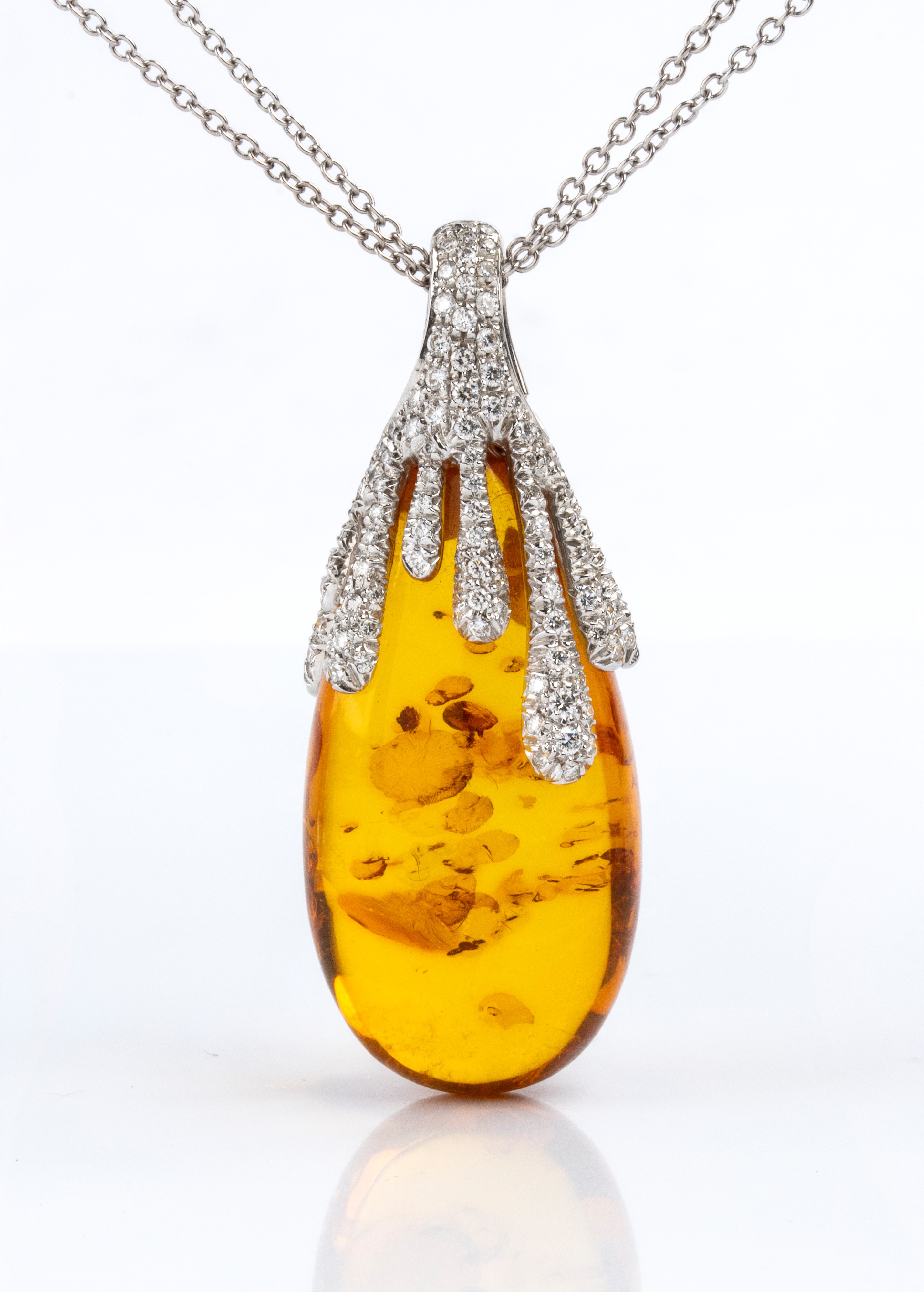 Girocollo con pendente in oro bianco 18k con ambroide (ambra trattata) e diamanti