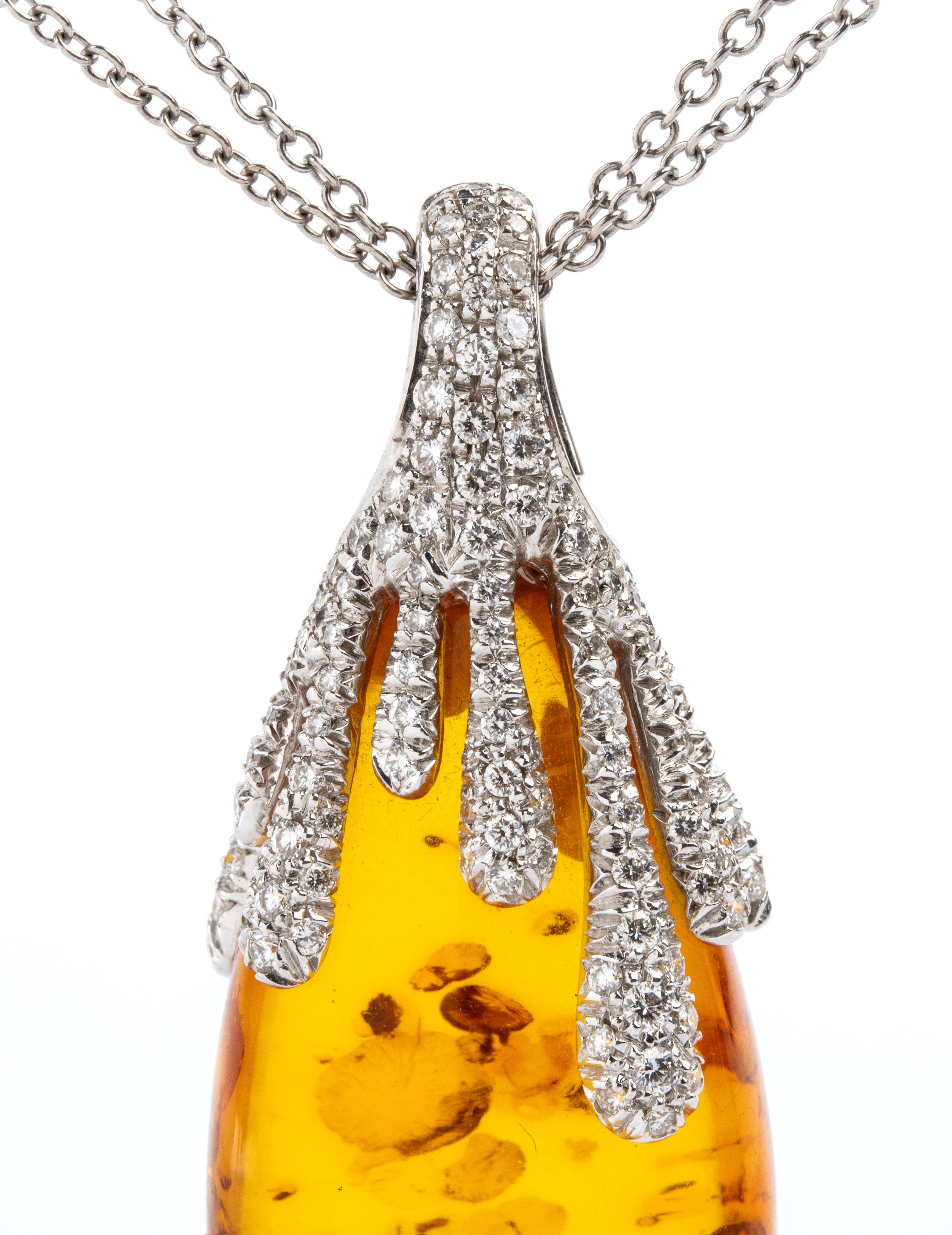 Girocollo con pendente in oro bianco 18k con ambroide (ambra trattata) e diamanti