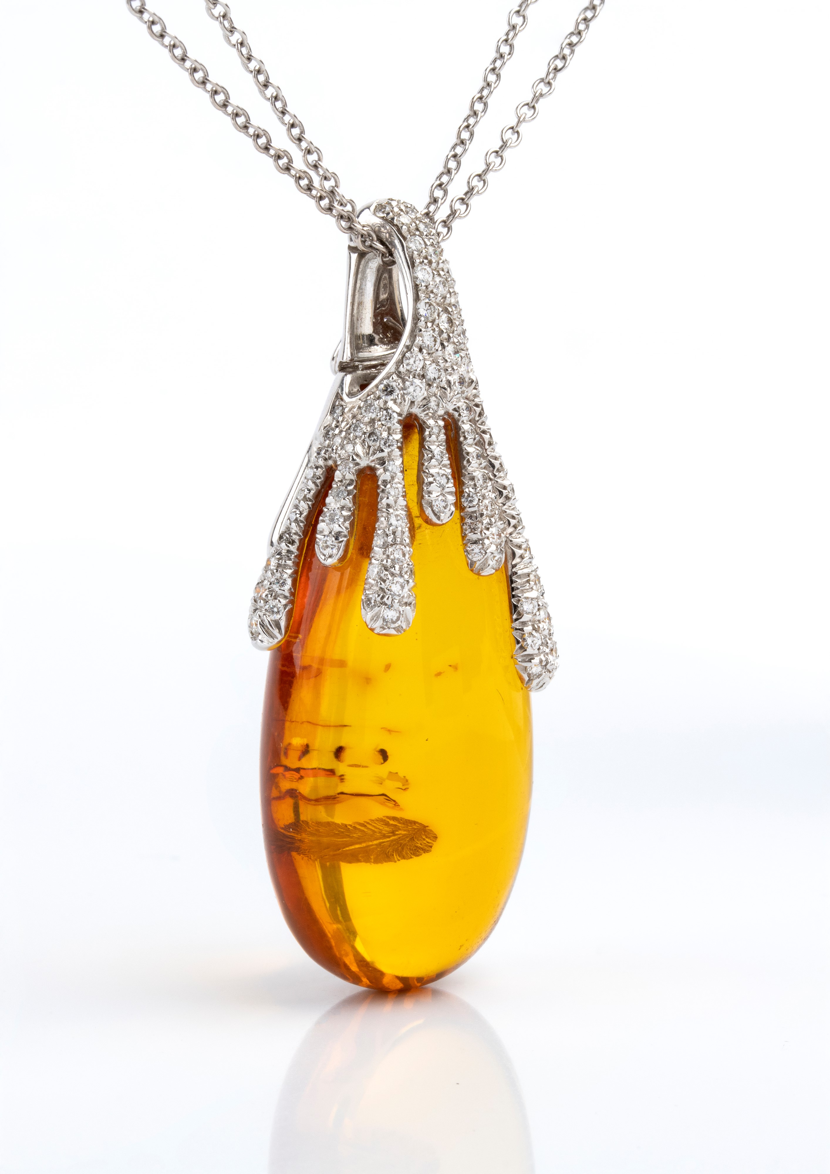 Girocollo con pendente in oro bianco 18k con ambroide (ambra trattata) e diamanti