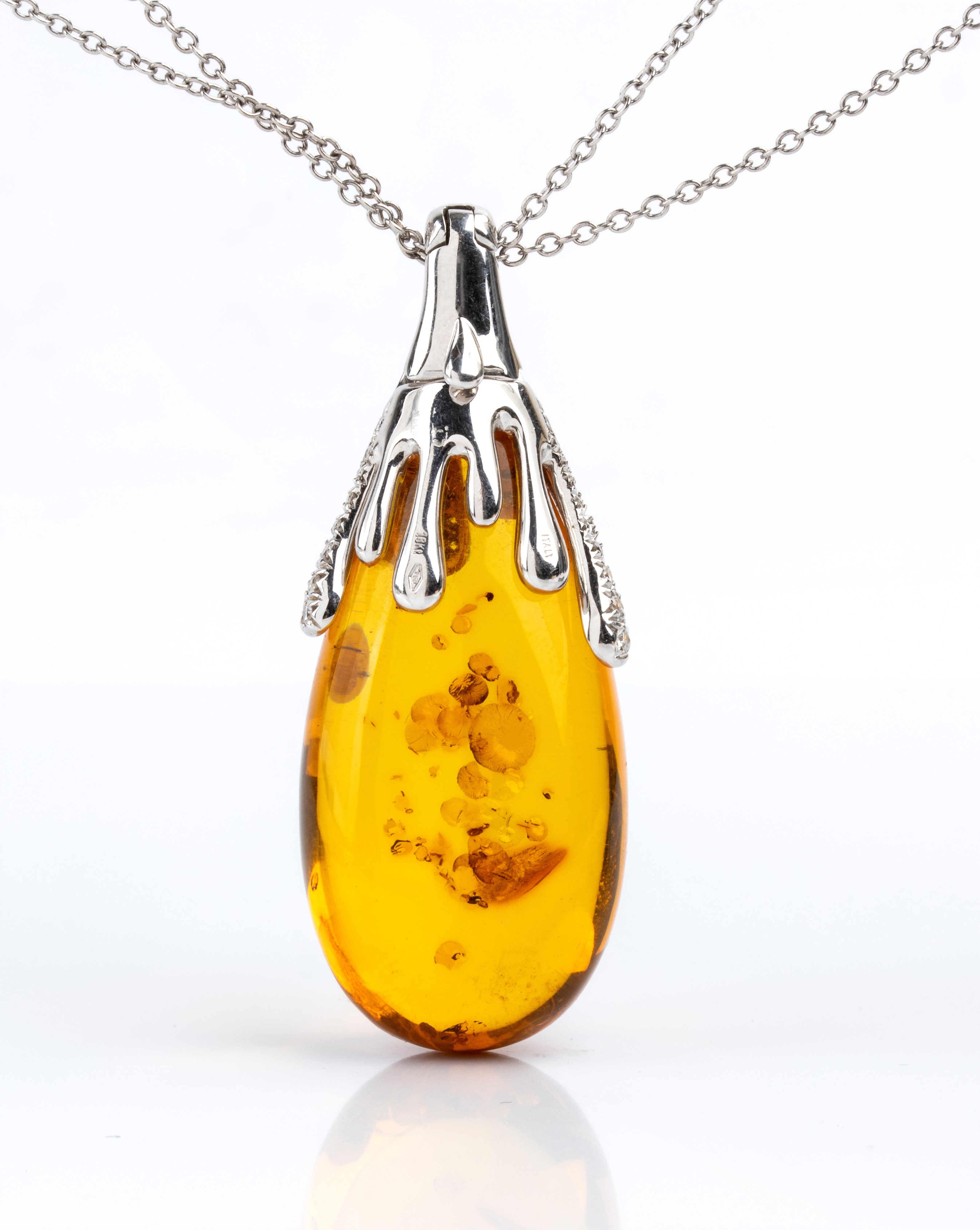 Girocollo con pendente in oro bianco 18k con ambroide (ambra trattata) e diamanti