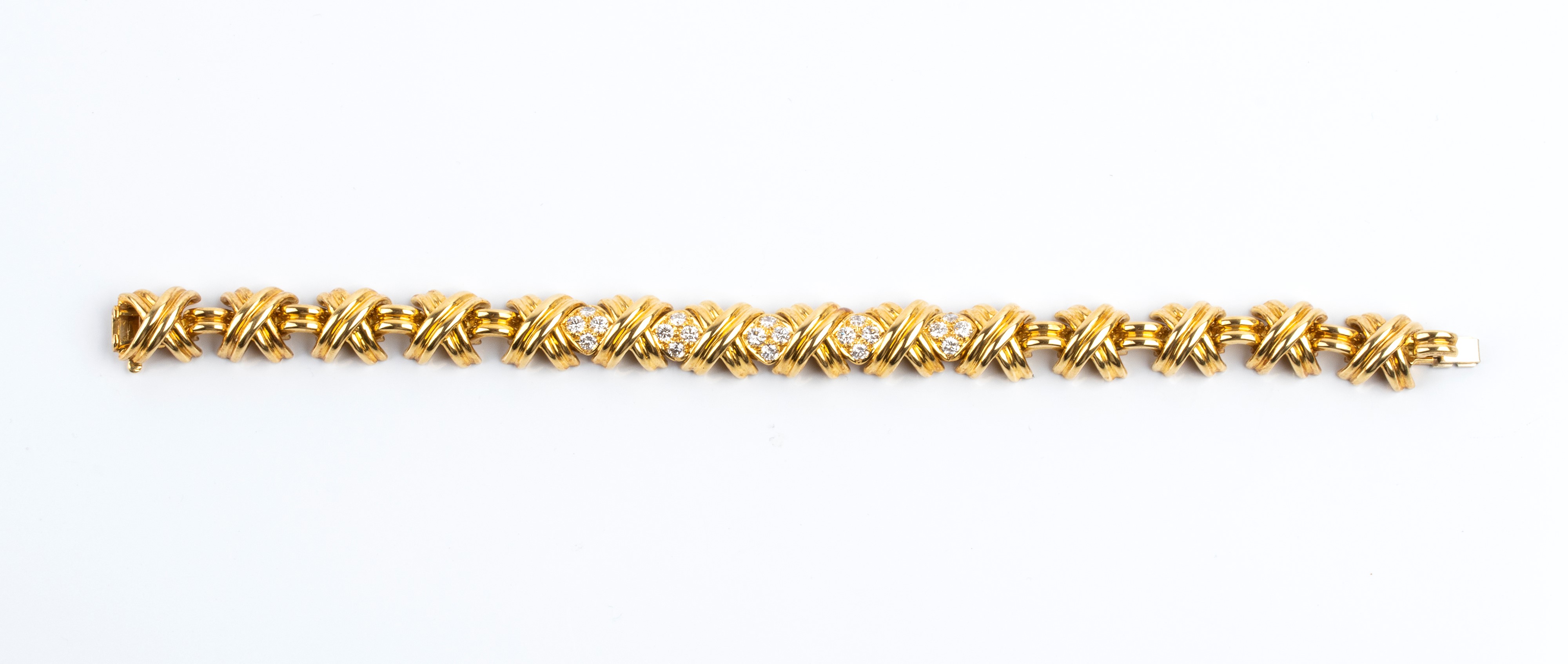 Tiffany & Co.® - Bracciale in oro giallo 18 kt con diamanti, motivo geometrico intrecciato