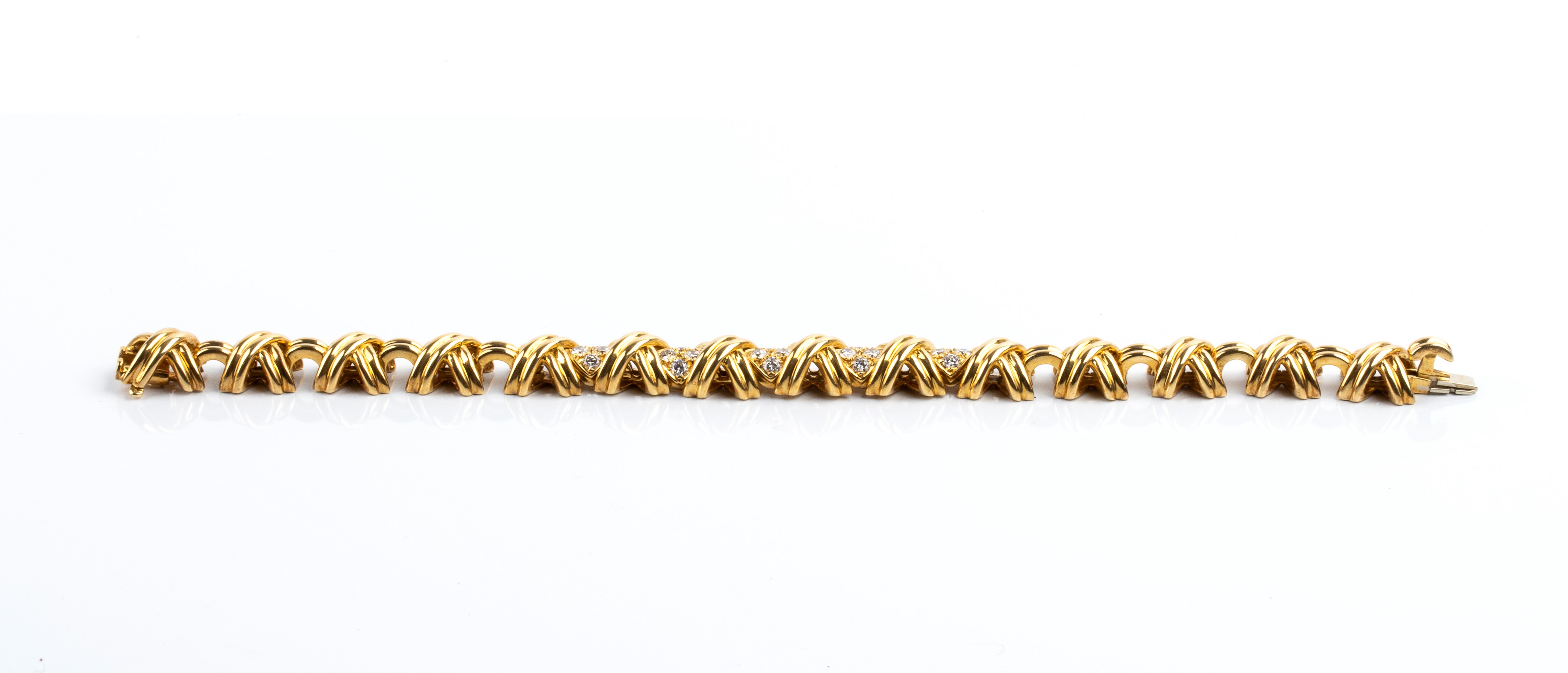 Tiffany & Co.® - Bracciale in oro giallo 18 kt con diamanti, motivo geometrico intrecciato