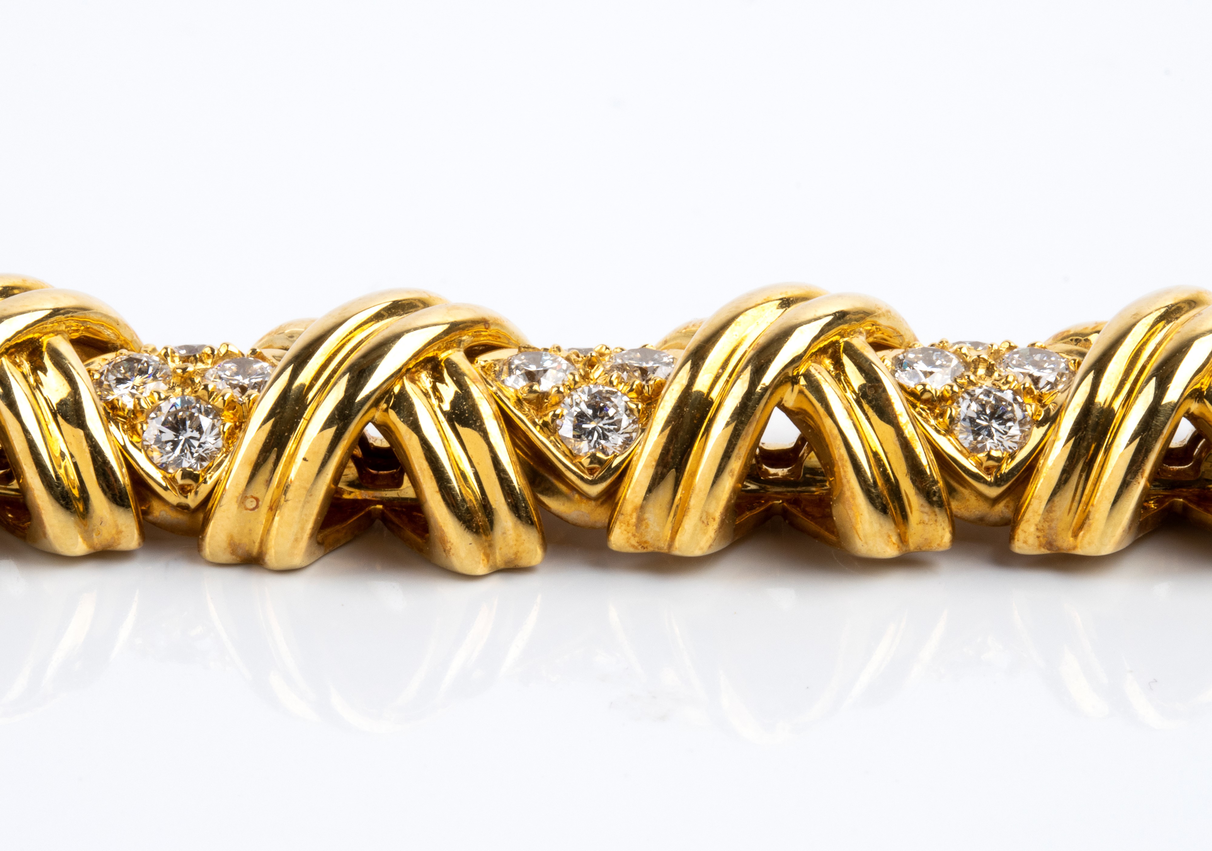 Tiffany & Co.® - Bracciale in oro giallo 18 kt con diamanti, motivo geometrico intrecciato