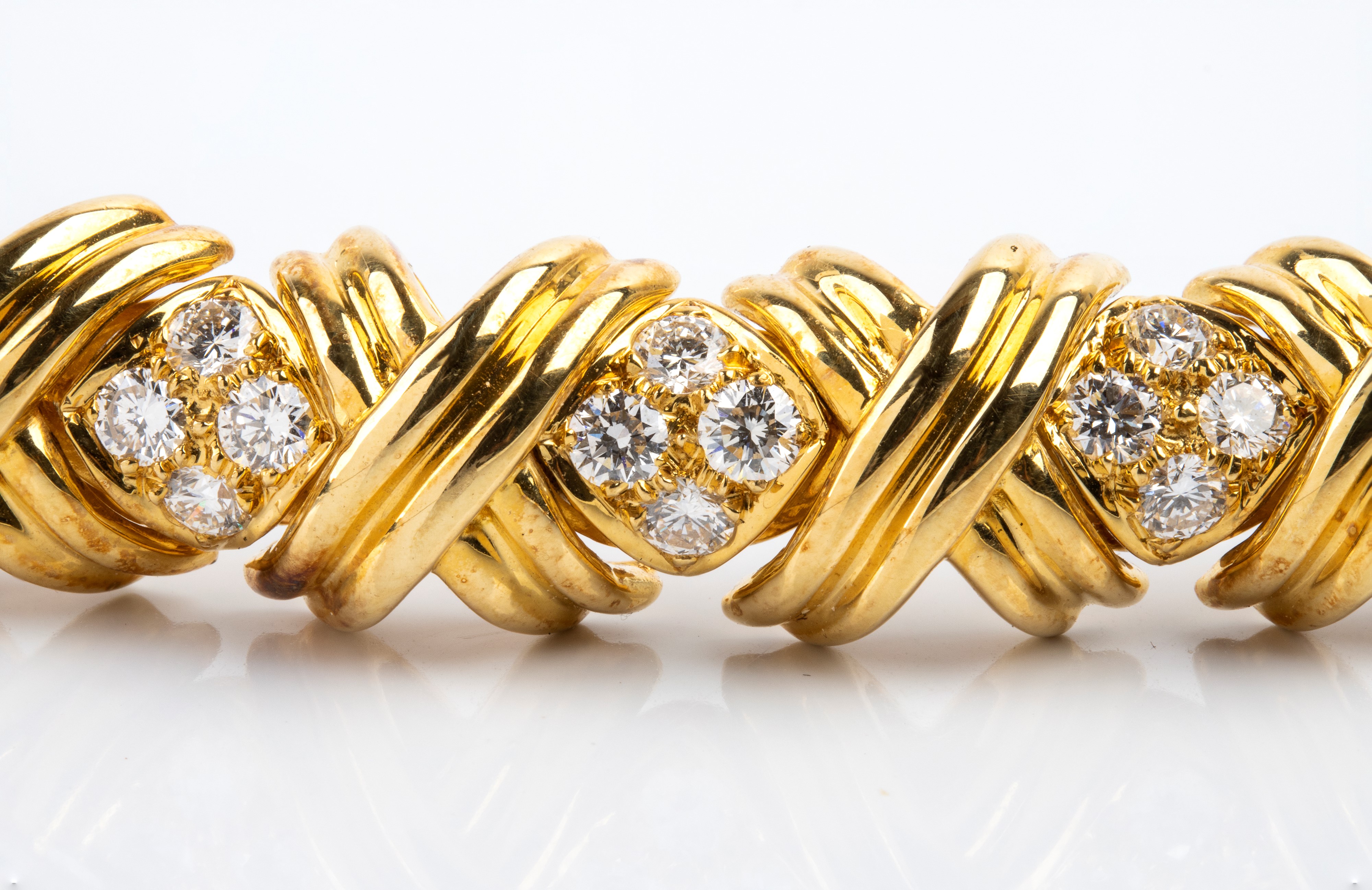 Tiffany & Co.® - Bracciale in oro giallo 18 kt con diamanti, motivo geometrico intrecciato
