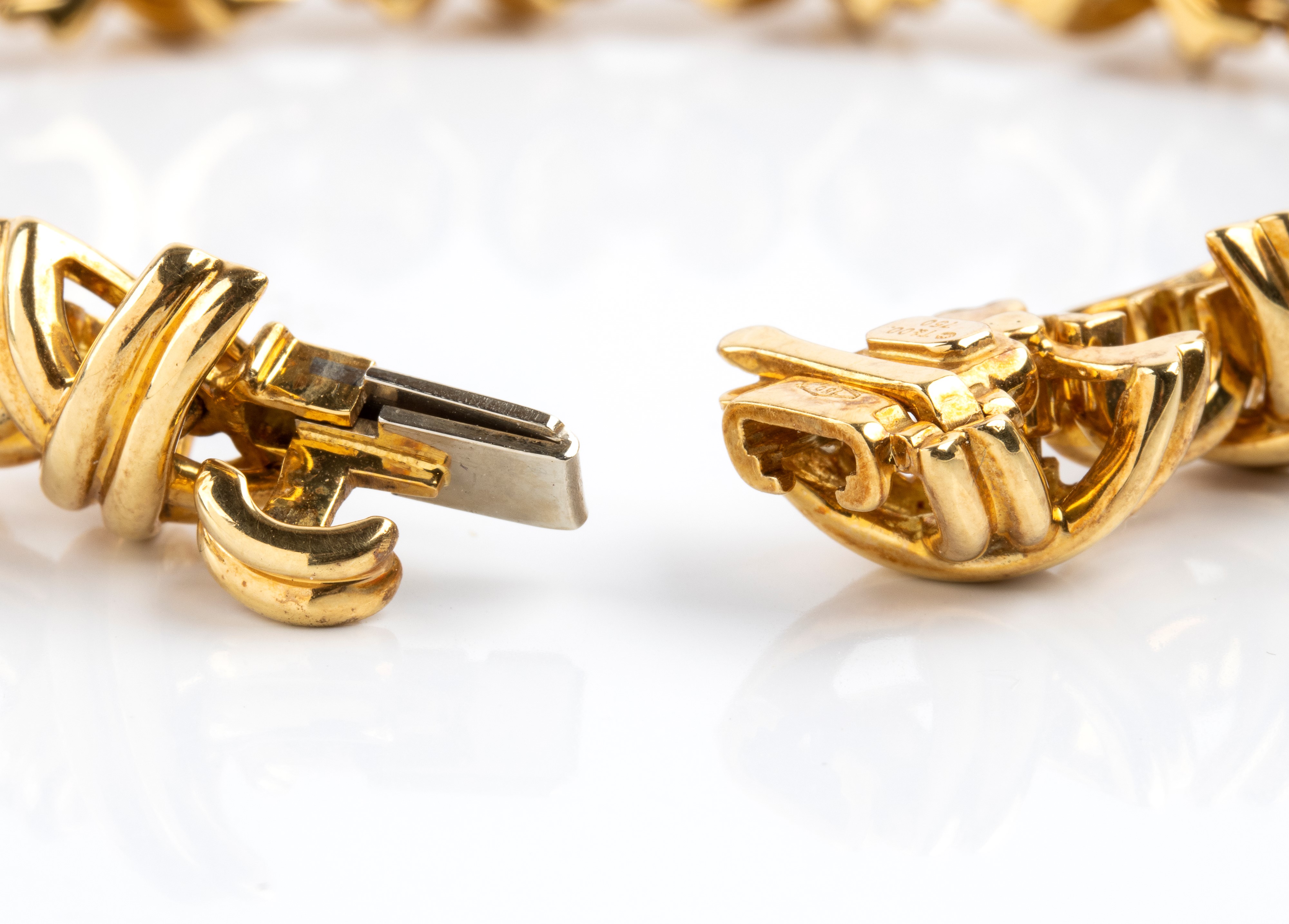 Tiffany & Co.® - Bracciale in oro giallo 18 kt con diamanti, motivo geometrico intrecciato