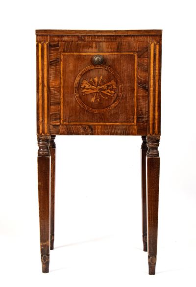 Comodino neoclassico intarsiato, Italia settentrionale, XVIII secolo, in noce e bois de rose