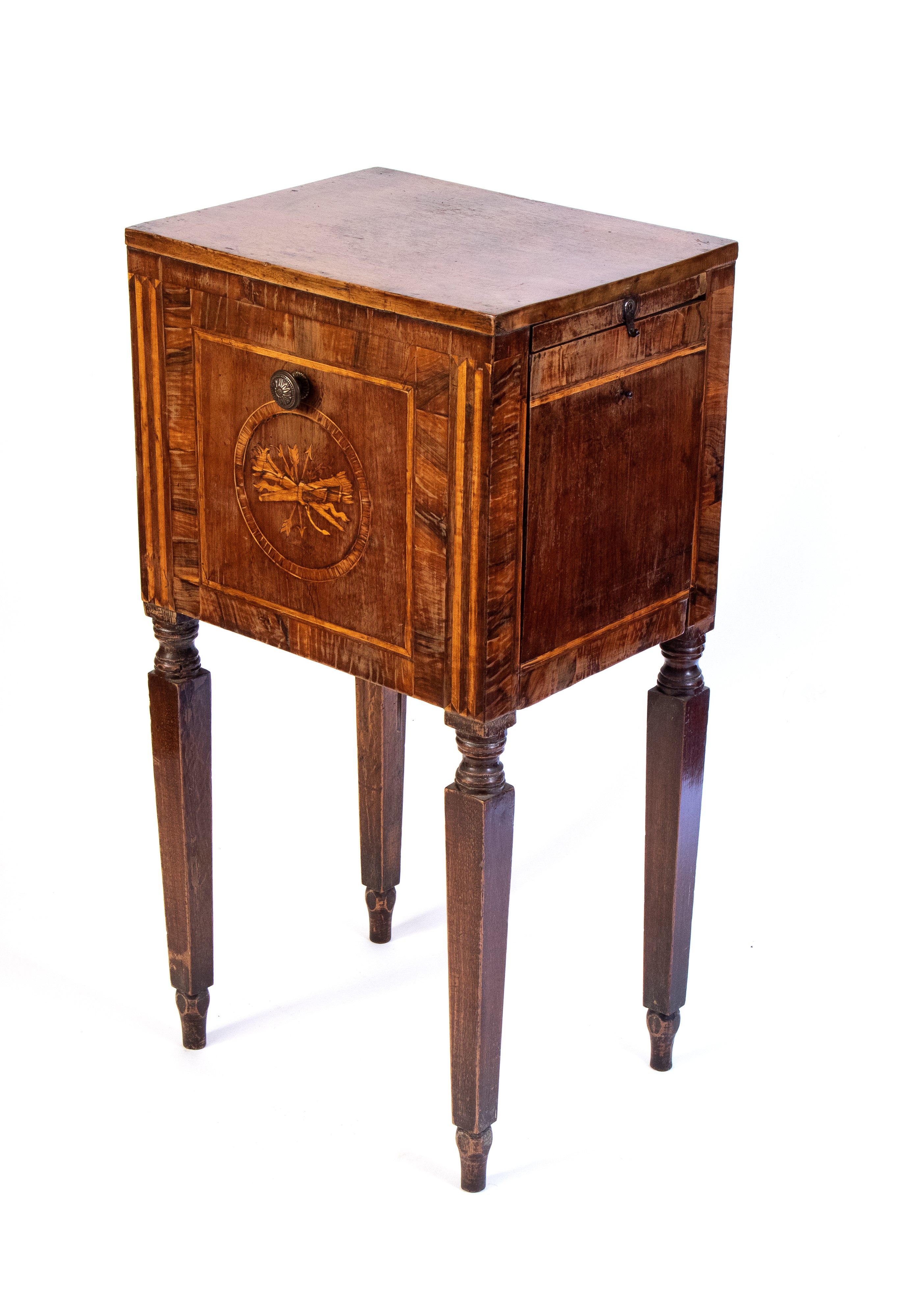 Comodino neoclassico intarsiato, Italia settentrionale, XVIII secolo, in noce e bois de rose