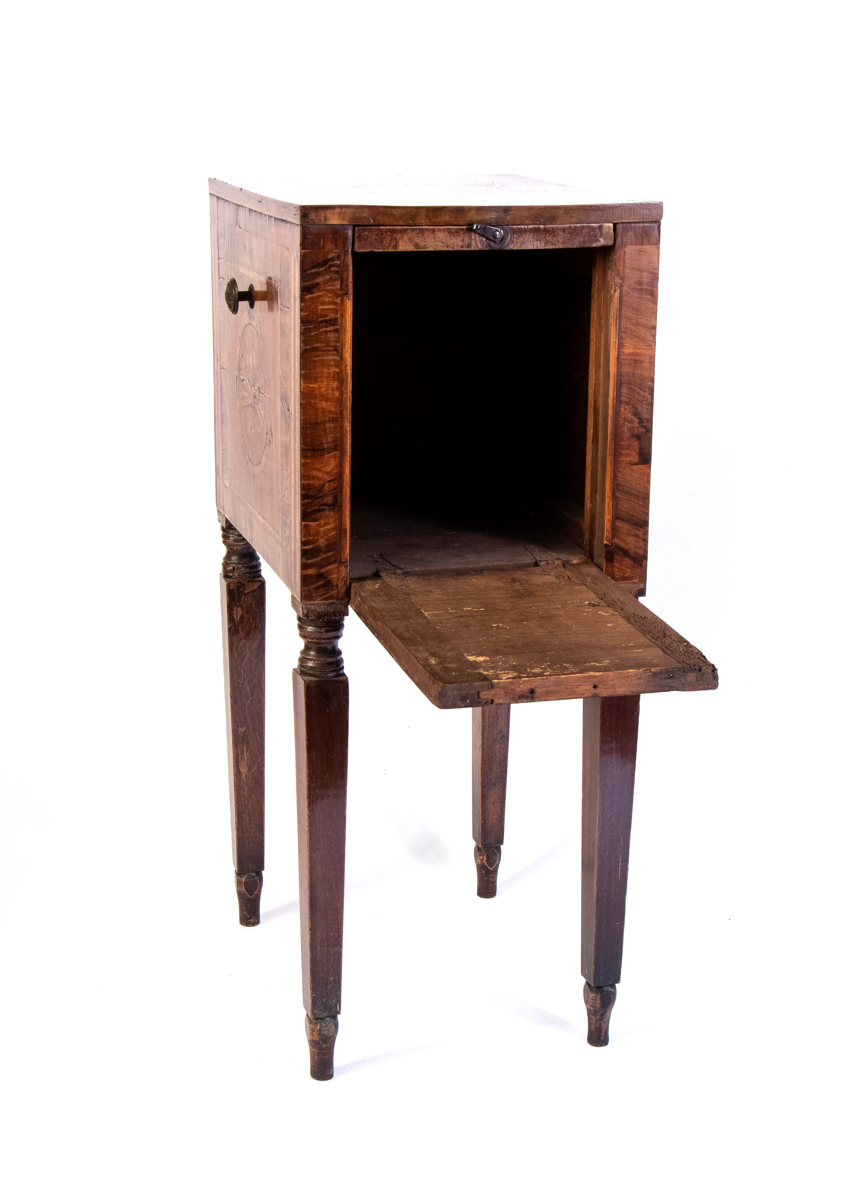 Comodino neoclassico intarsiato, Italia settentrionale, XVIII secolo, in noce e bois de rose