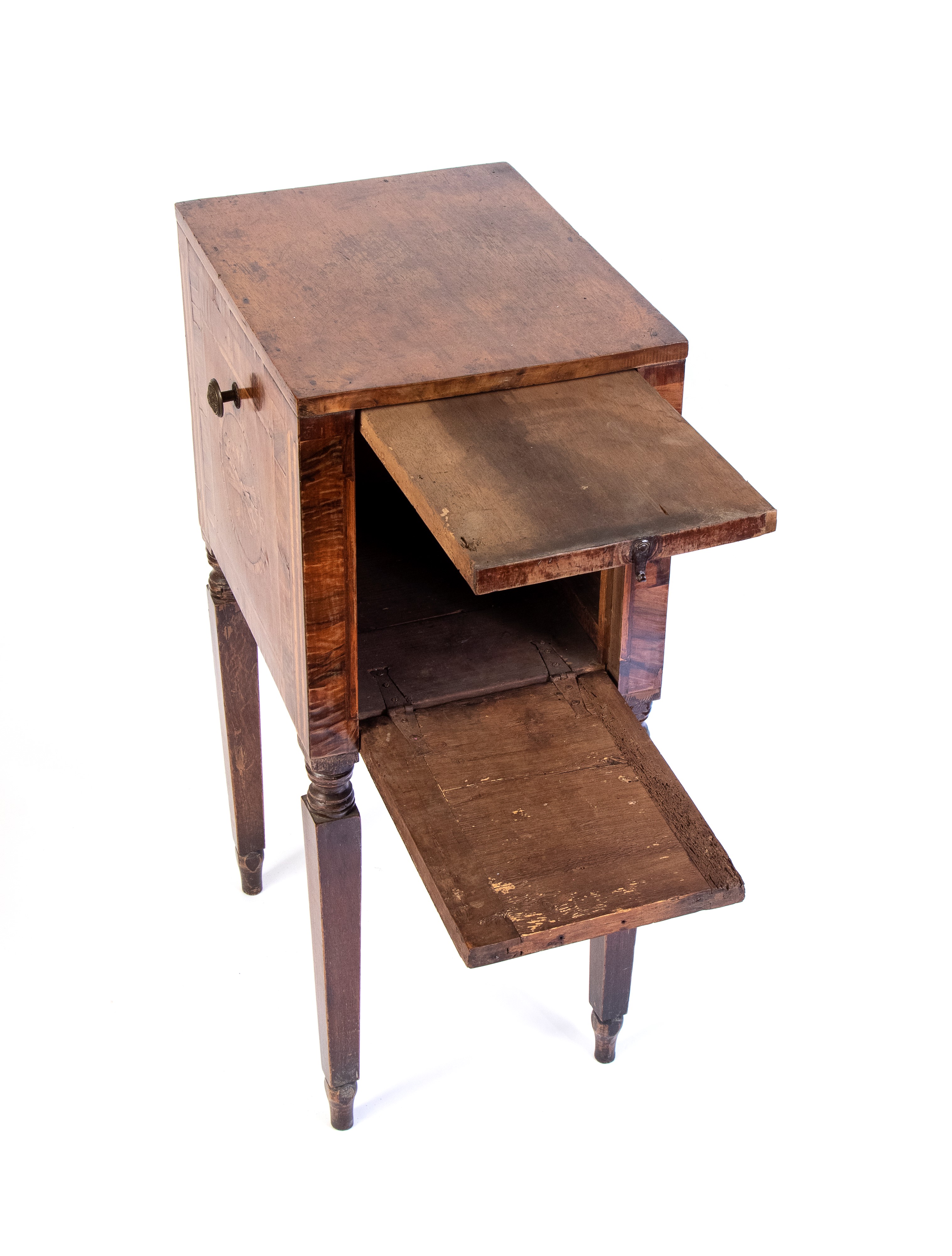 Comodino neoclassico intarsiato, Italia settentrionale, XVIII secolo, in noce e bois de rose