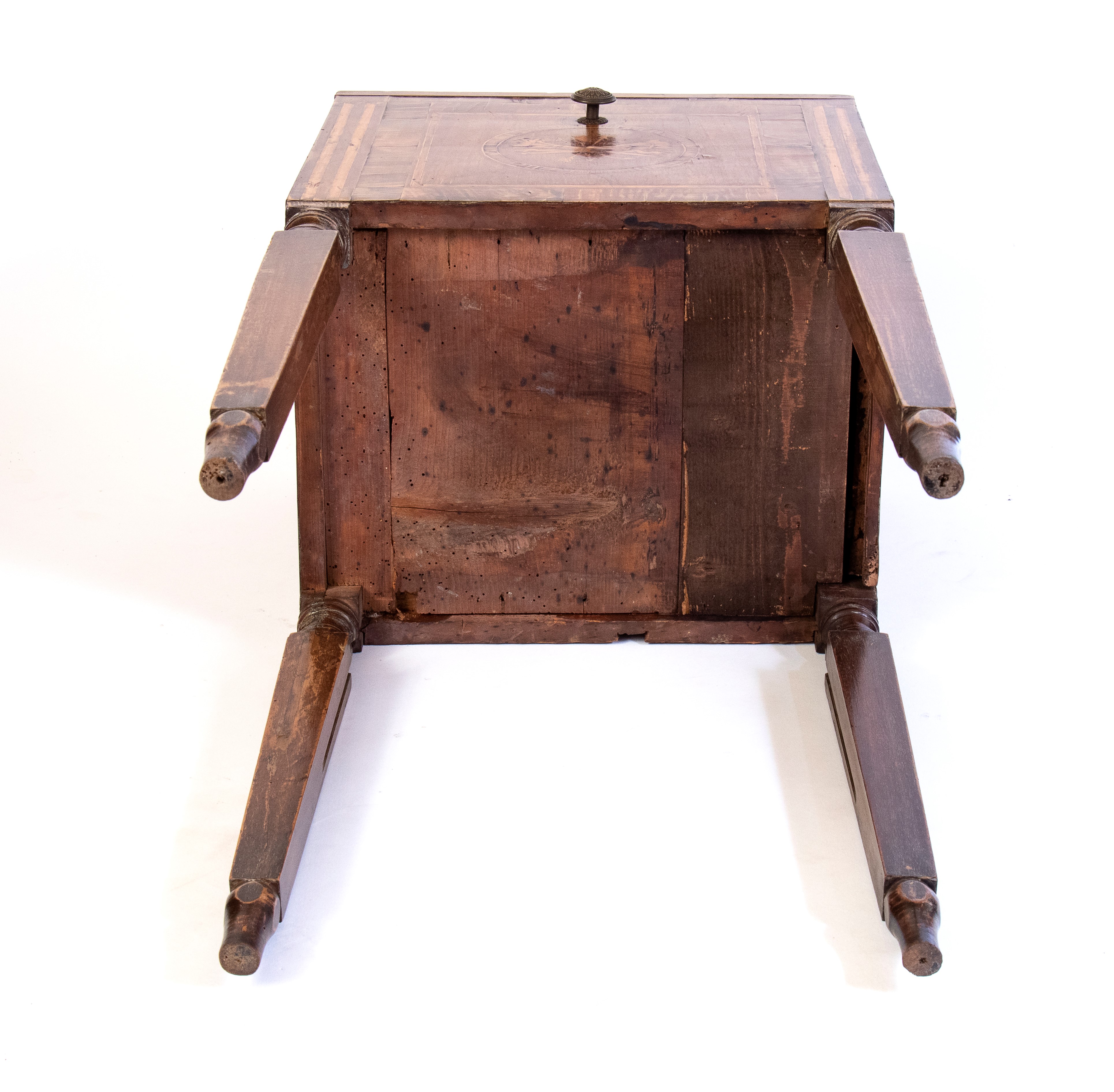Comodino neoclassico intarsiato, Italia settentrionale, XVIII secolo, in noce e bois de rose