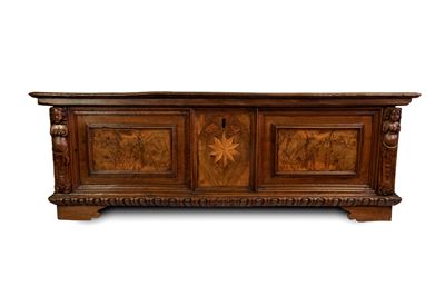 Cassapanca Italiana Barocca, legno di noce intarsiato, XVII secolo