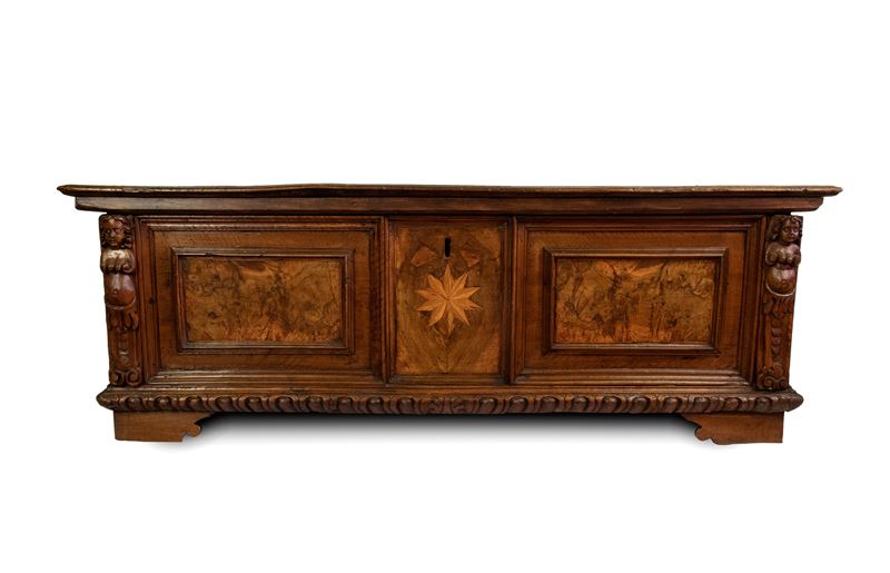 Cassapanca Italiana Barocca, legno di noce intarsiato, XVII secolo