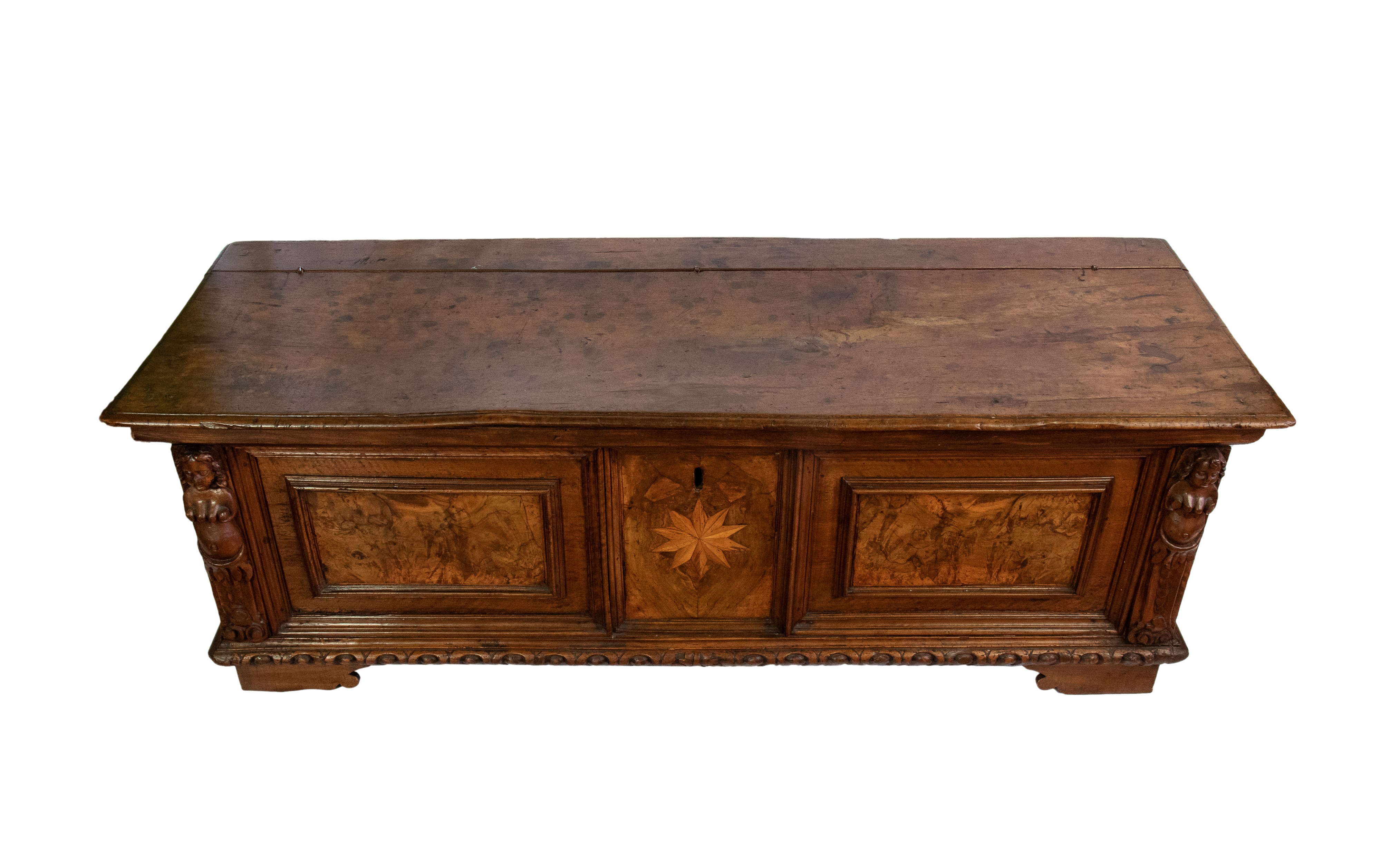 Cassapanca Italiana Barocca, legno di noce intarsiato, XVII secolo