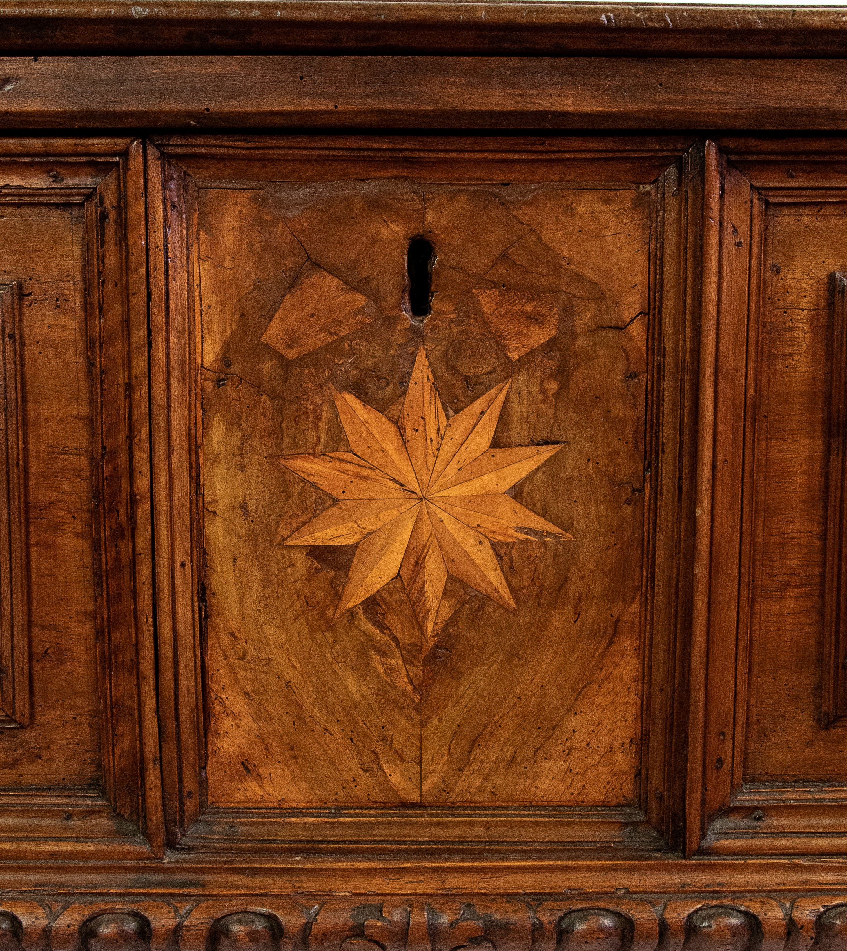 Cassapanca Italiana Barocca, legno di noce intarsiato, XVII secolo