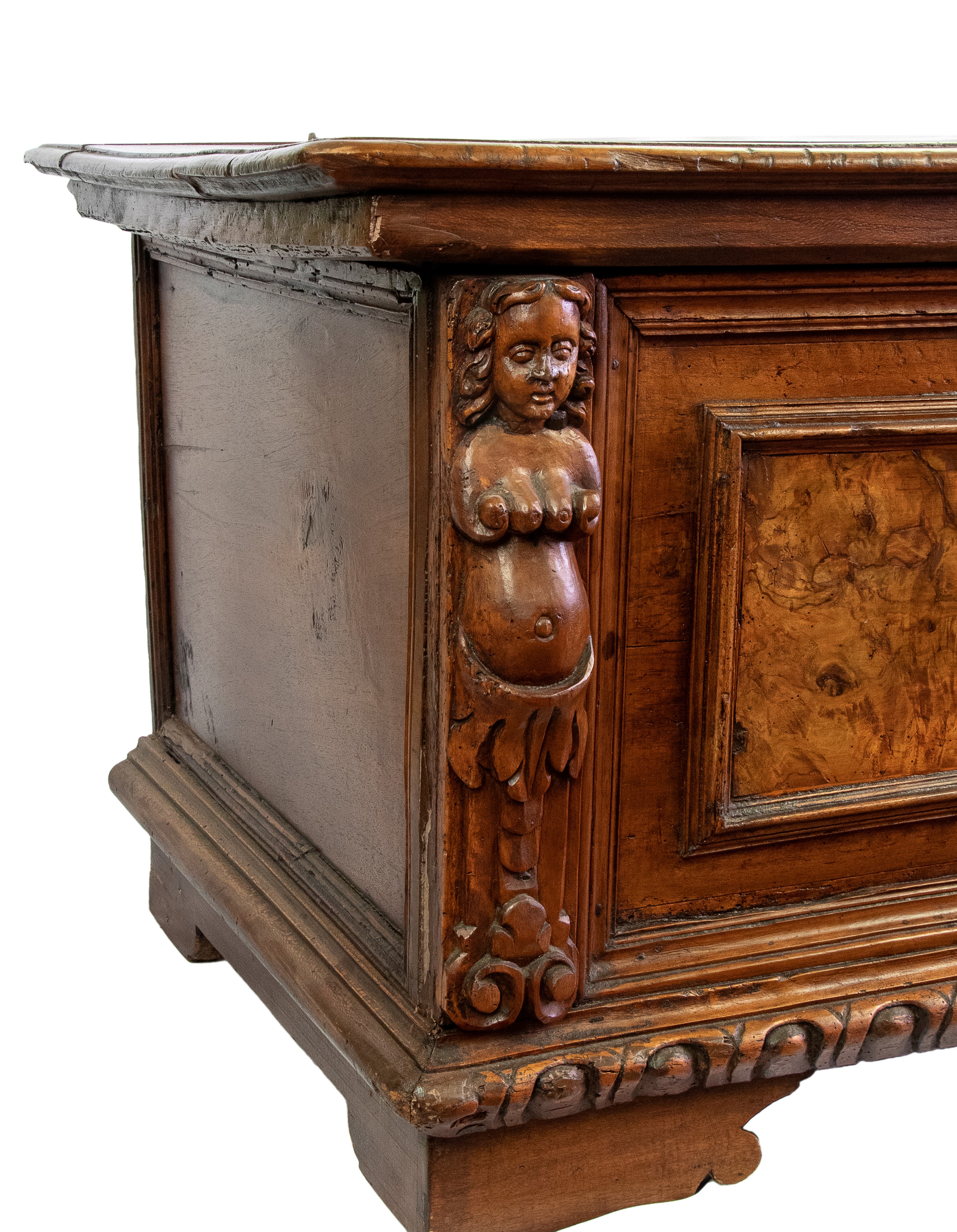 Cassapanca Italiana Barocca, legno di noce intarsiato, XVII secolo