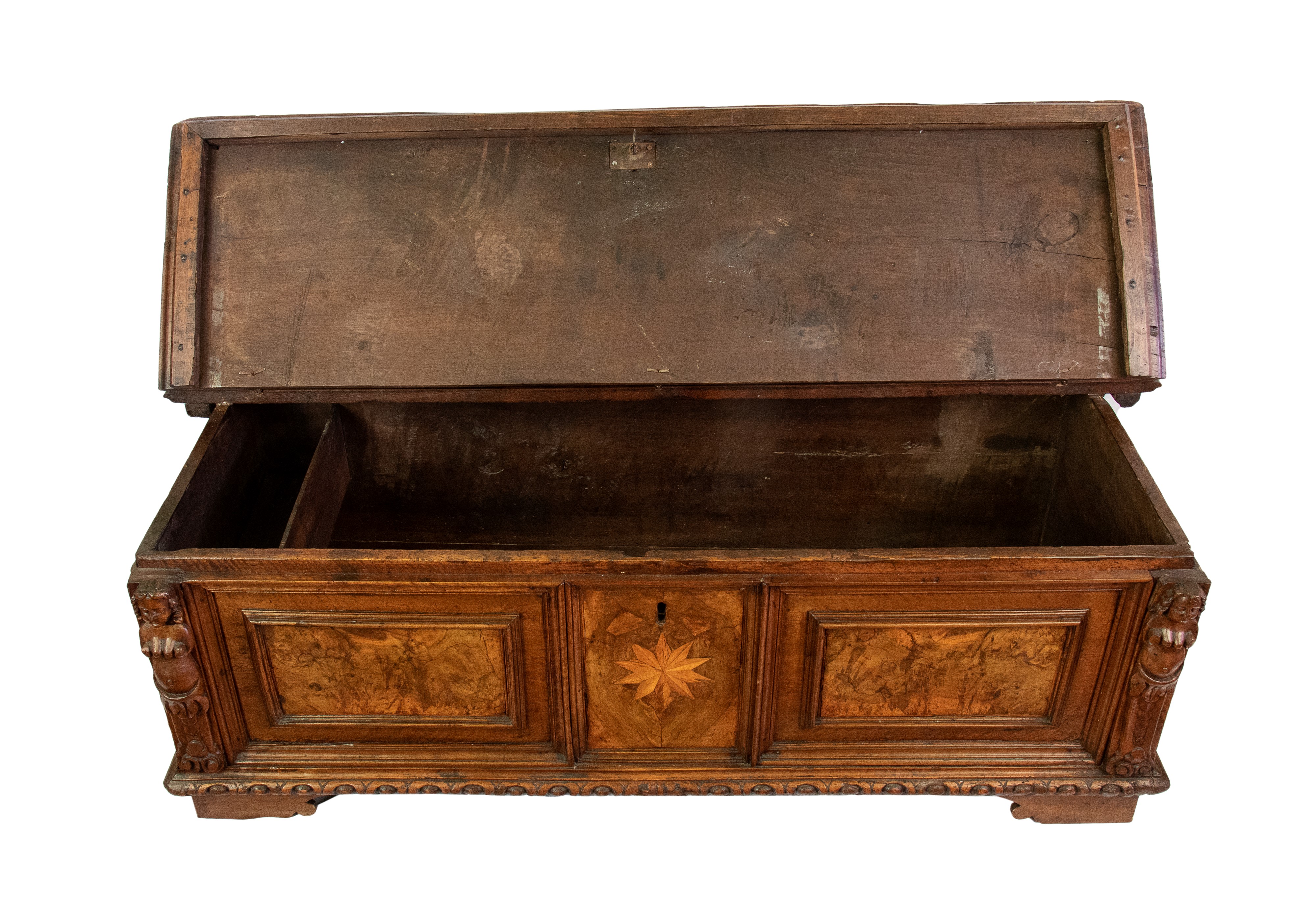 Cassapanca Italiana Barocca, legno di noce intarsiato, XVII secolo