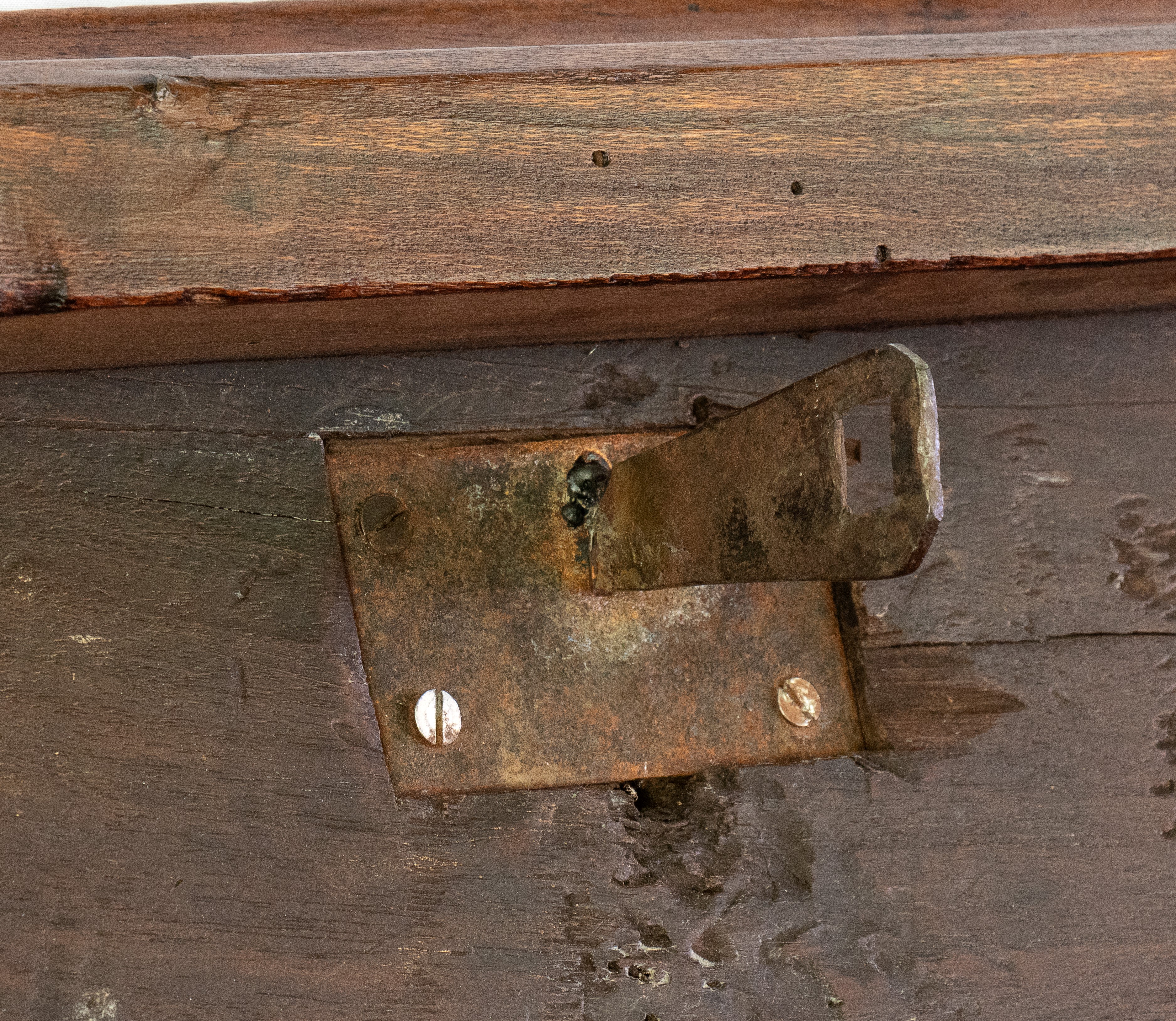 Cassapanca Italiana Barocca, legno di noce intarsiato, XVII secolo