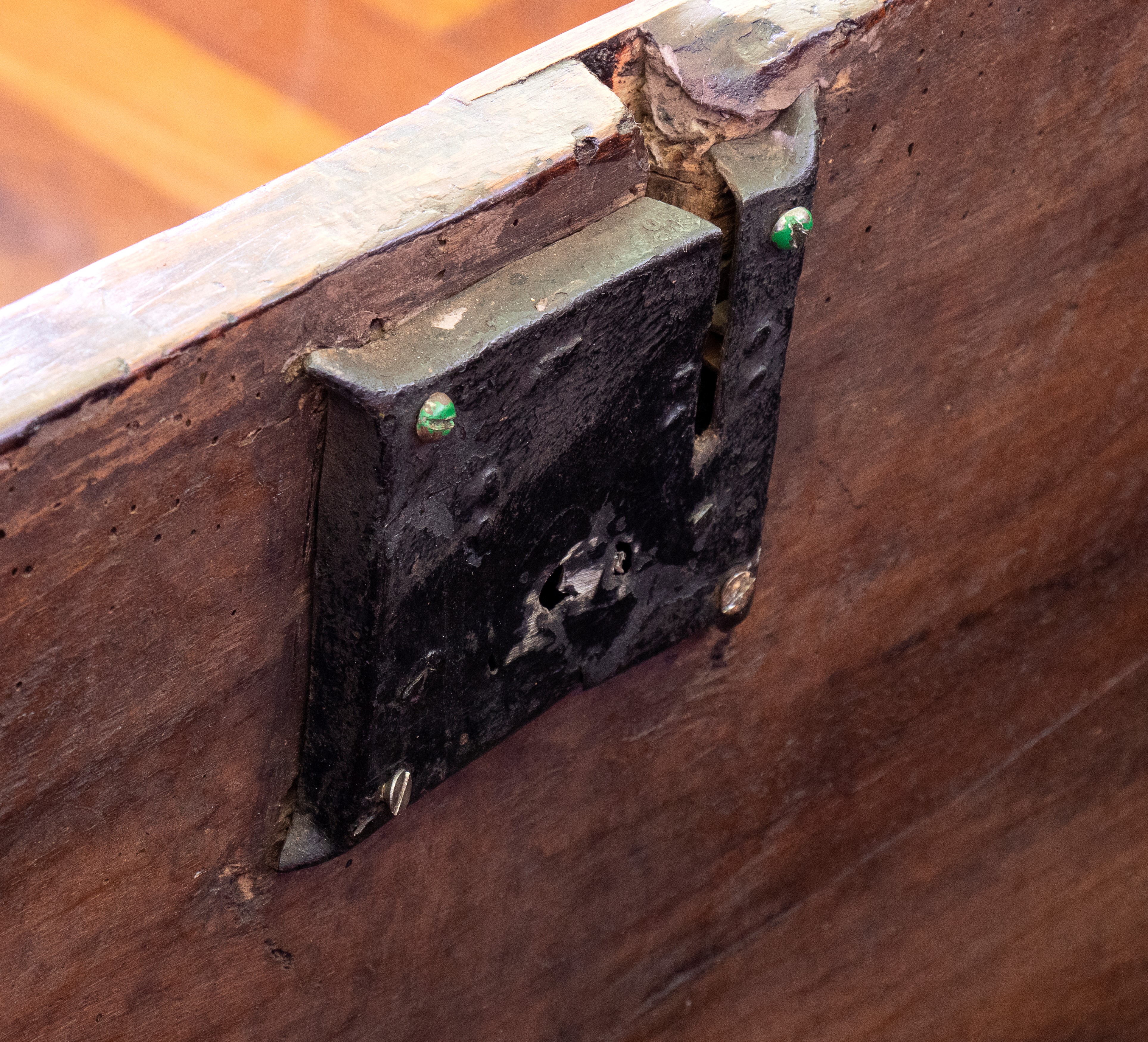Cassapanca Italiana Barocca, legno di noce intarsiato, XVII secolo