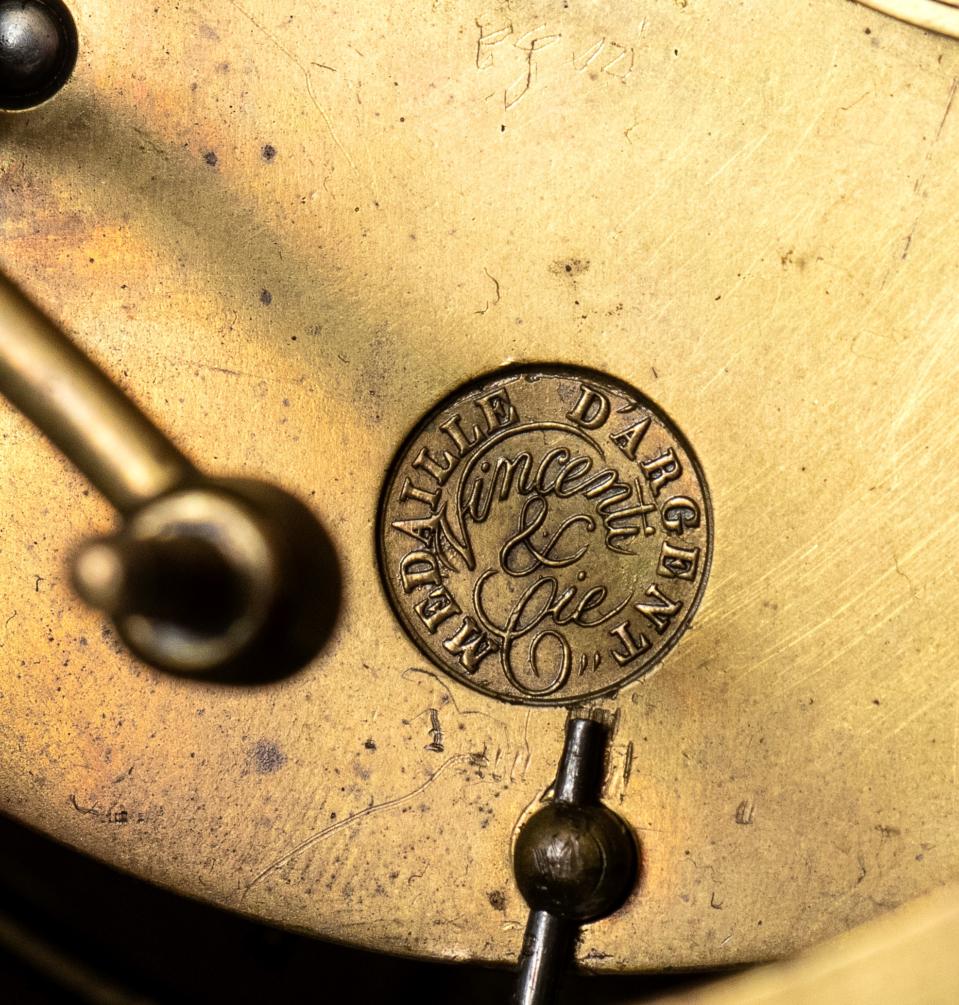 Vincent & Cie - Orologio da tavolo in bronzo dorato con quadrante in smalto bianco