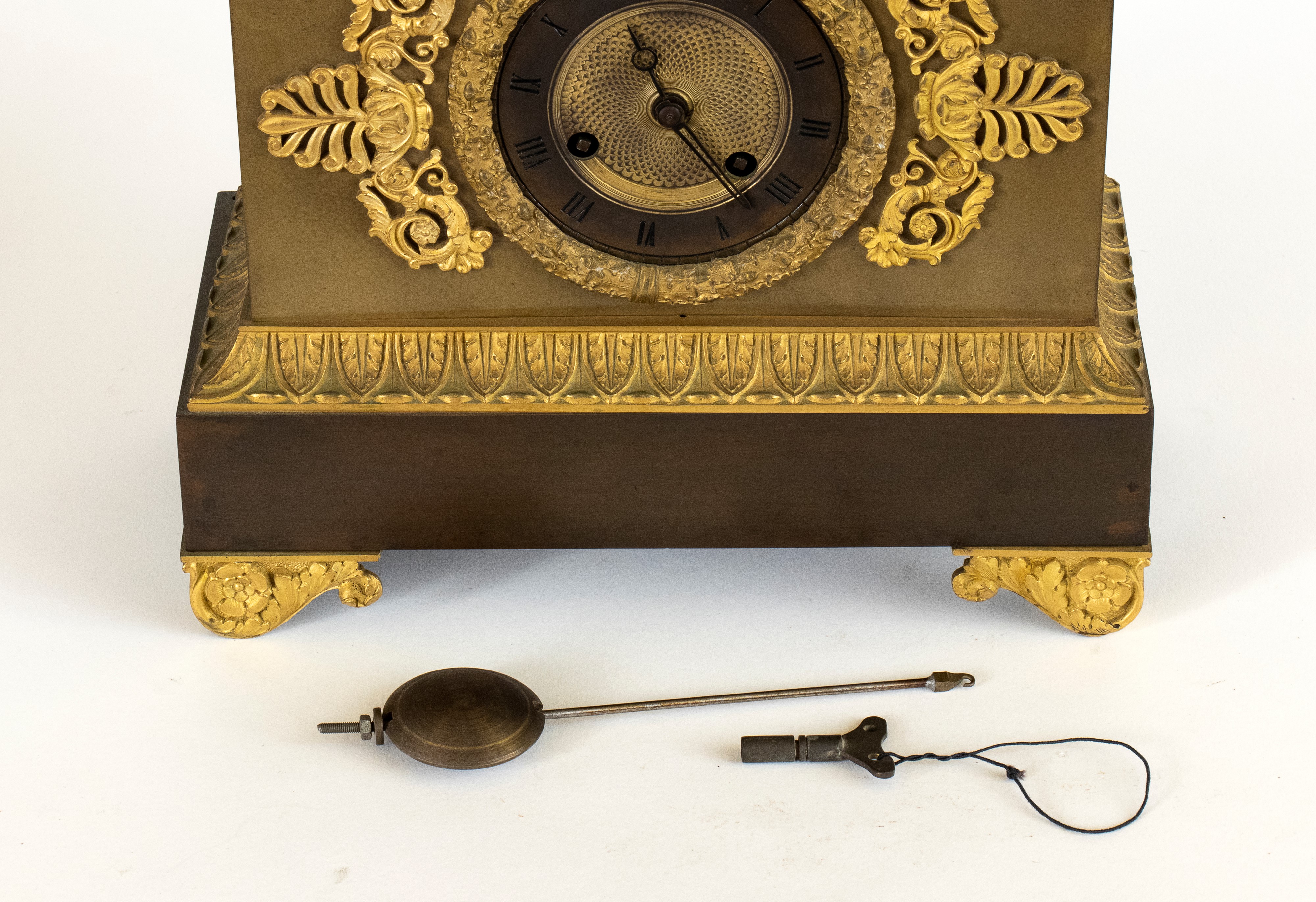 Orologio da camino in bronzo dorato, Francia, XIX secolo