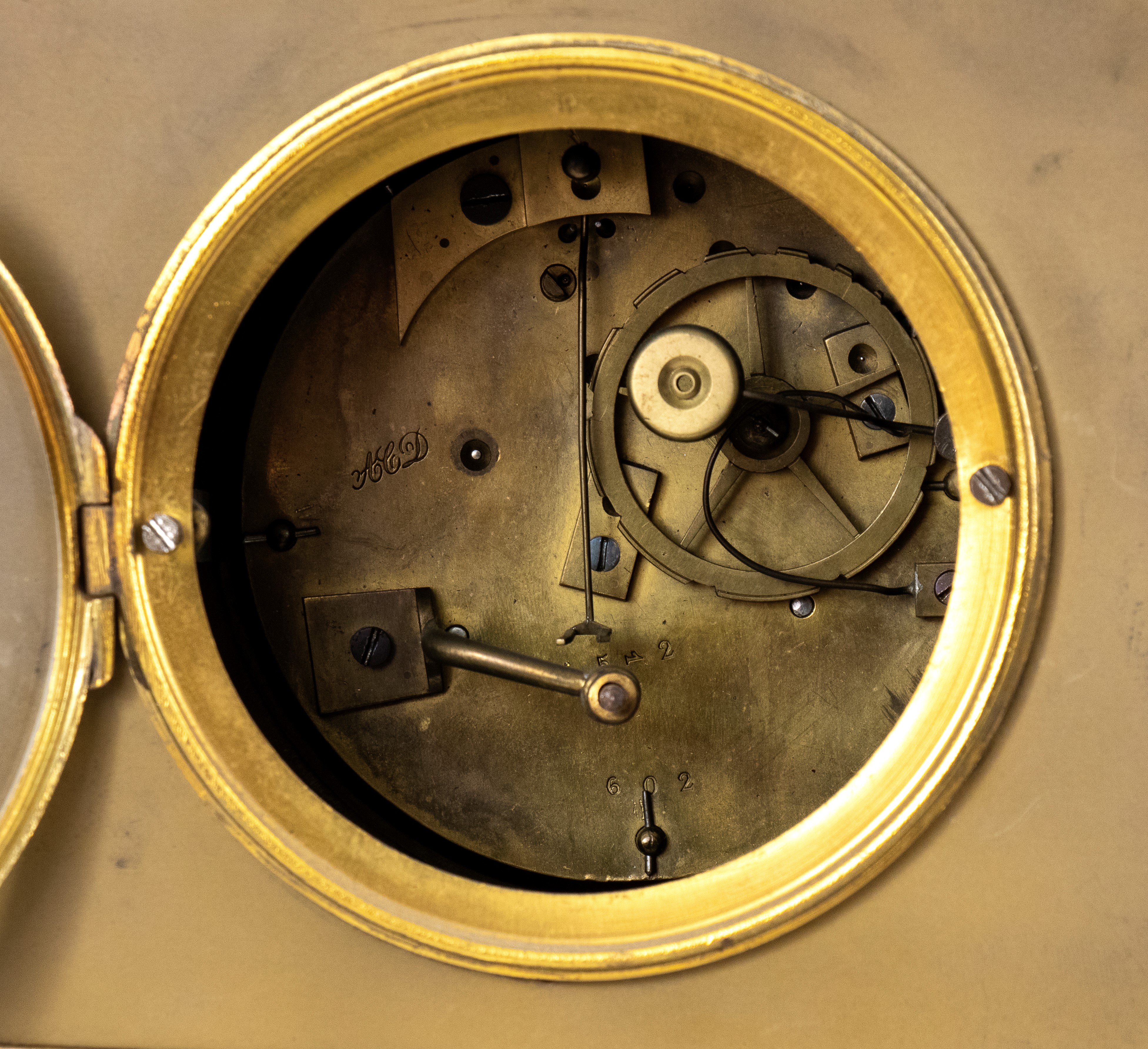 Orologio da camino in bronzo dorato, Francia, XIX secolo