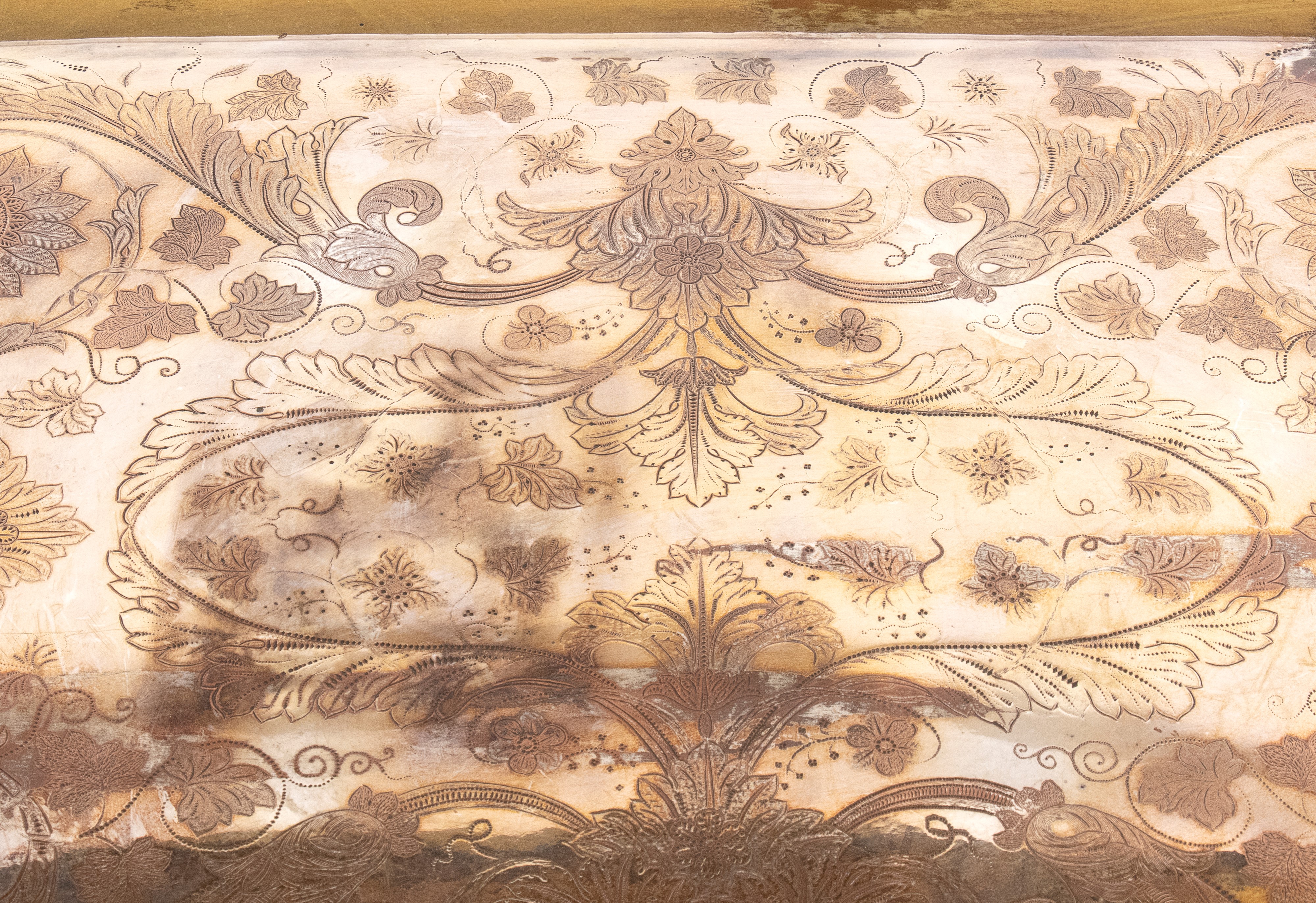 Old Sheffield Plate, Vassoio rettangolare con bordi rococò revival e incisioni floreali