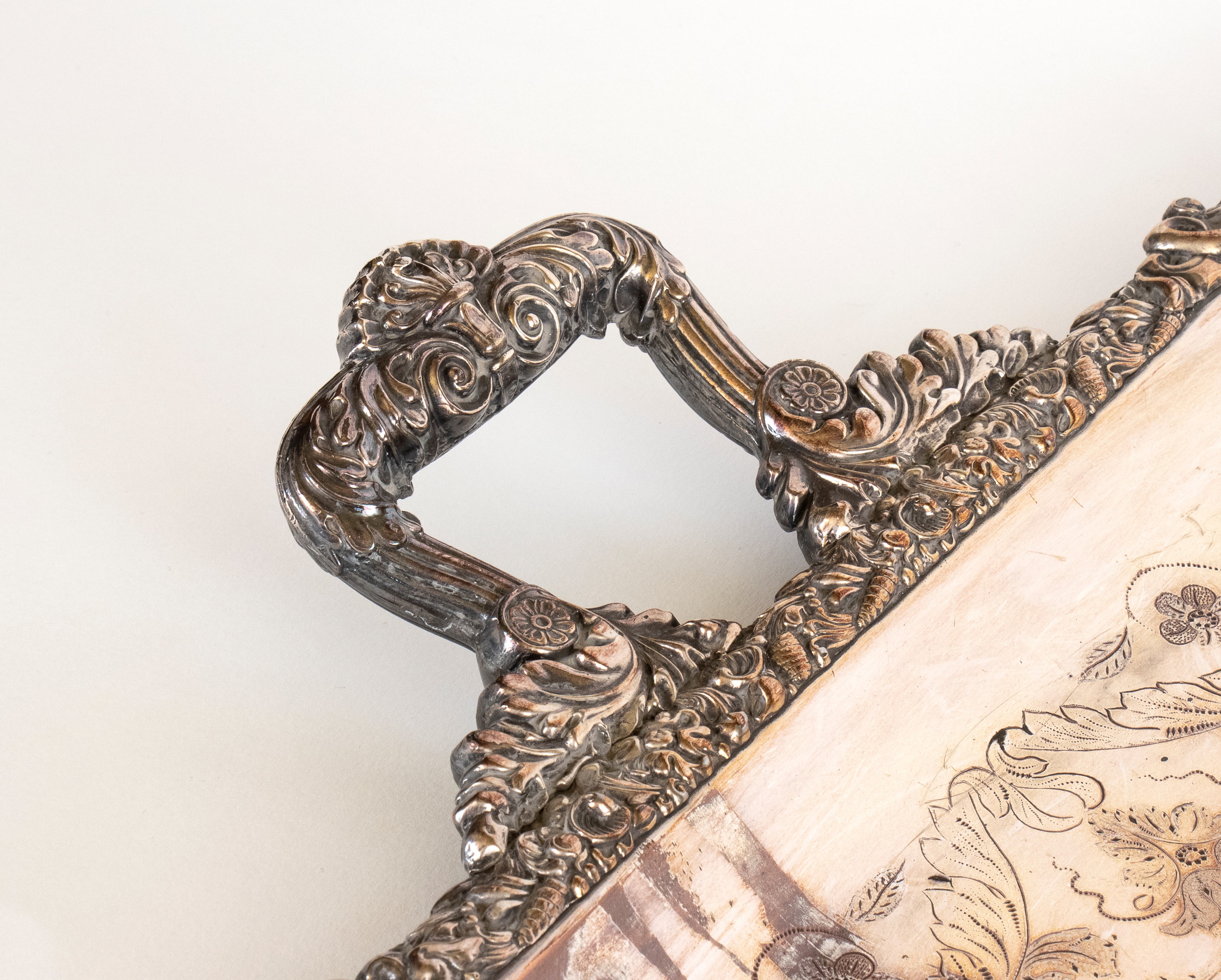 Old Sheffield Plate, Vassoio rettangolare con bordi rococò revival e incisioni floreali