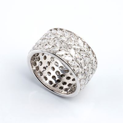 Anello a fascia in oro bianco traforato con diamanti a navetta