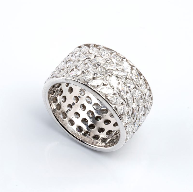 Anello a fascia in oro bianco traforato con diamanti a navetta