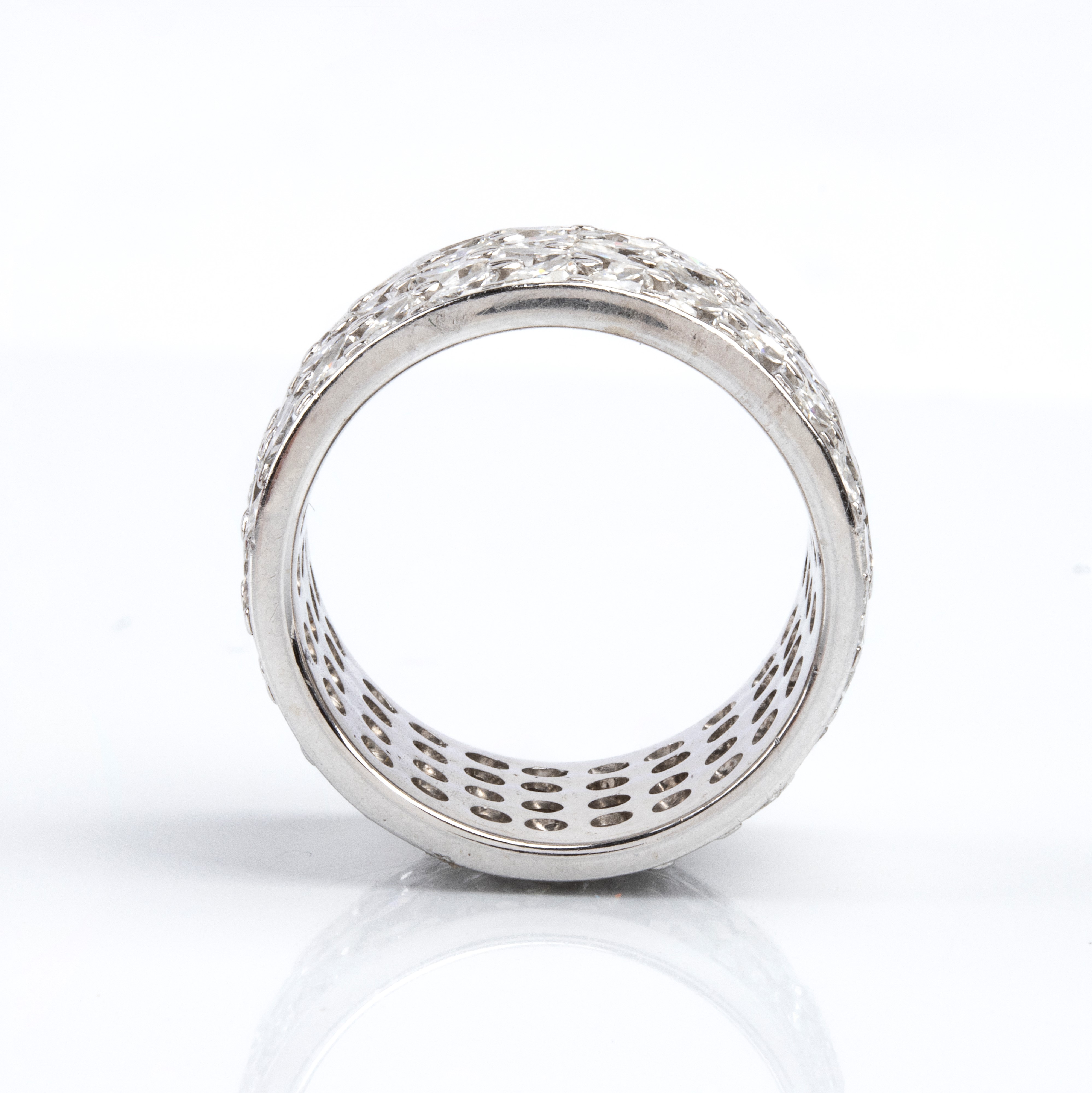 Anello a fascia in oro bianco traforato con diamanti a navetta