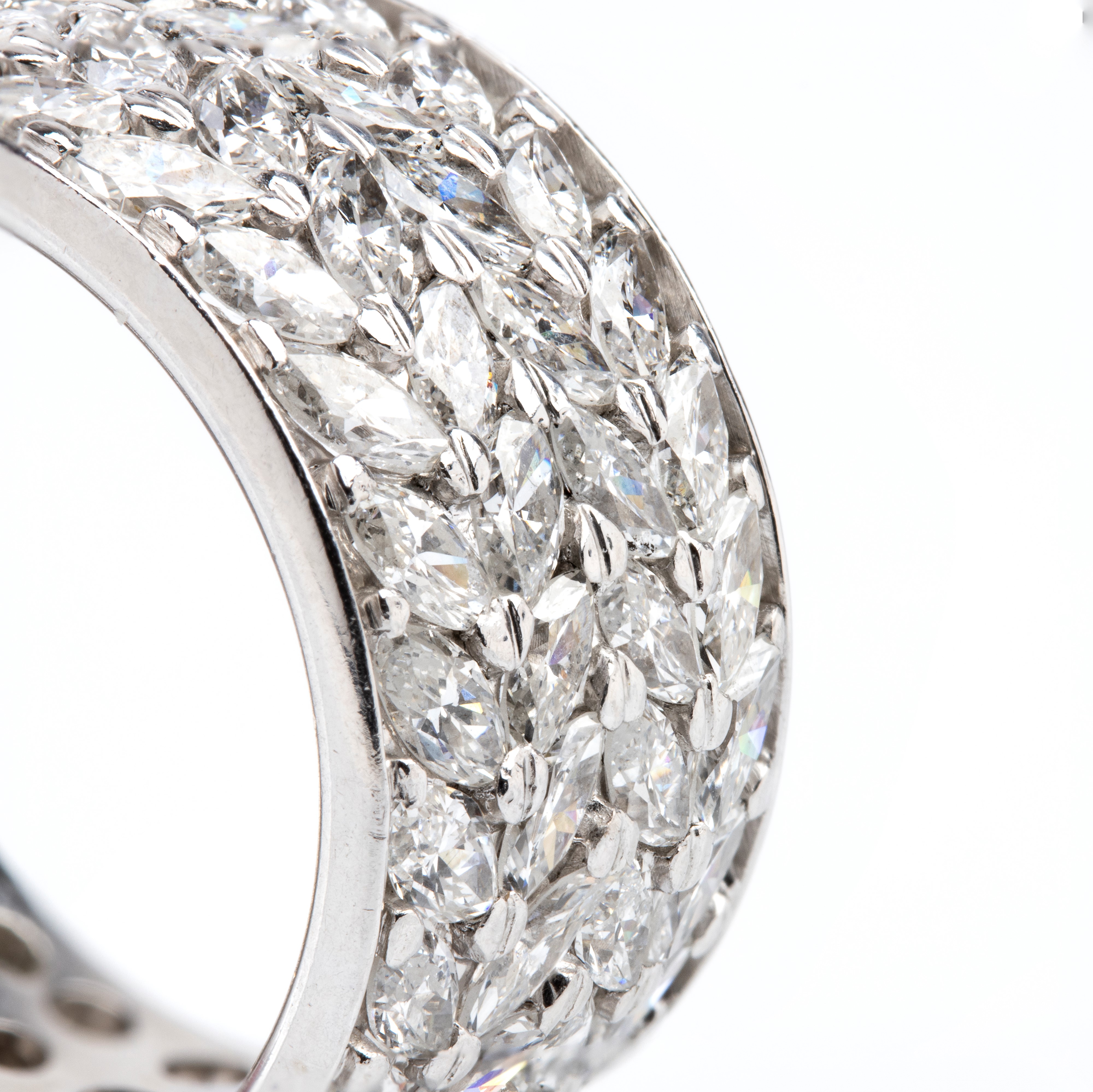Anello a fascia in oro bianco traforato con diamanti a navetta