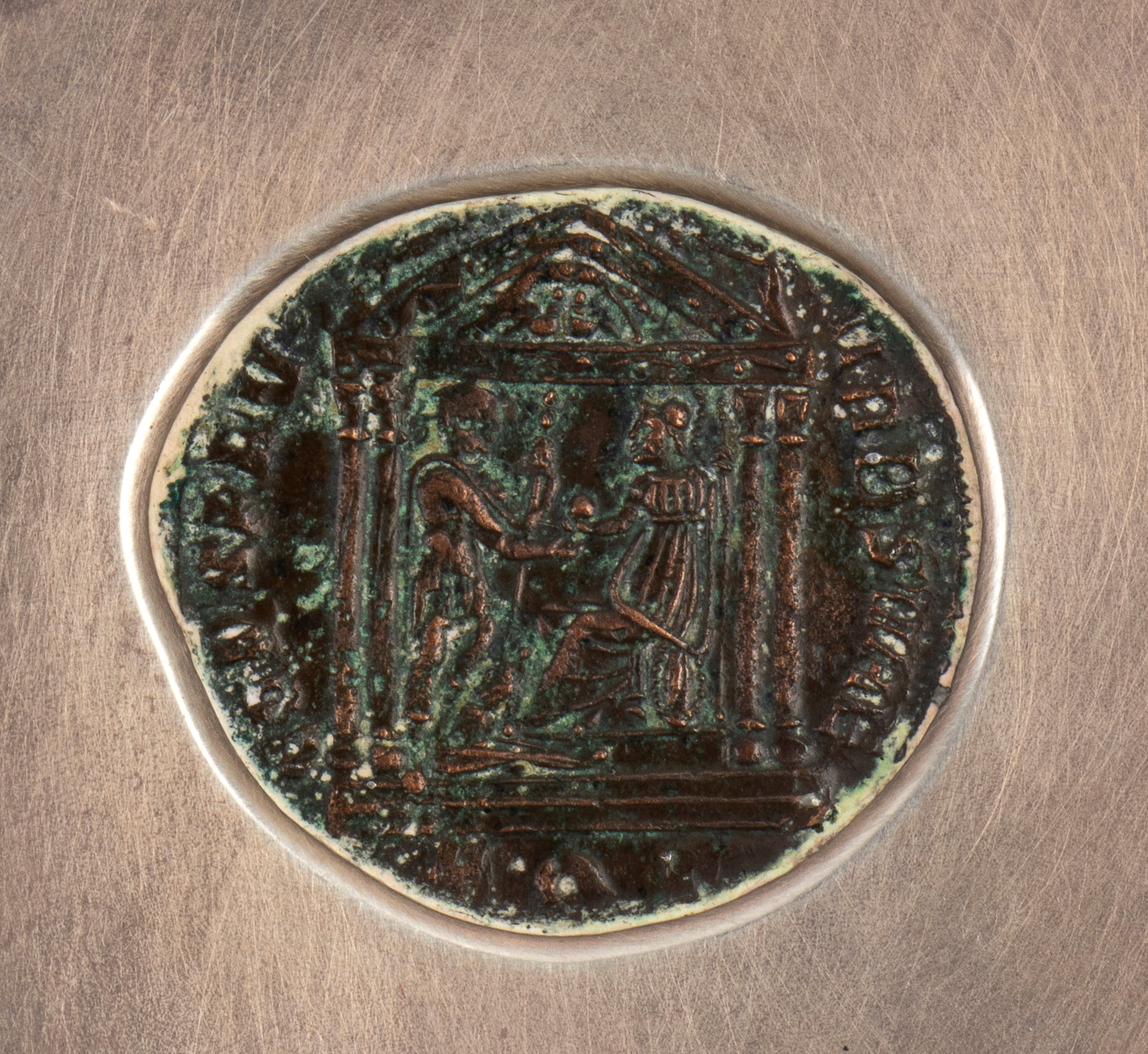 Bulgari - Cestino in argento con incastonatura di Follis di Massenzio (306–312 d.C.)