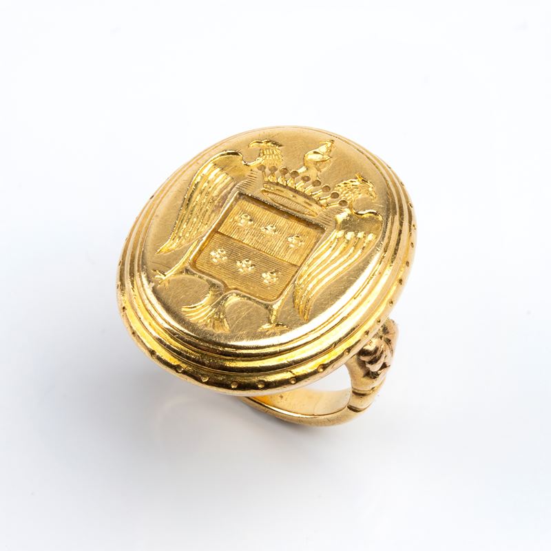 Anello in oro giallo 18k con sigillo nobiliare e stemma araldico