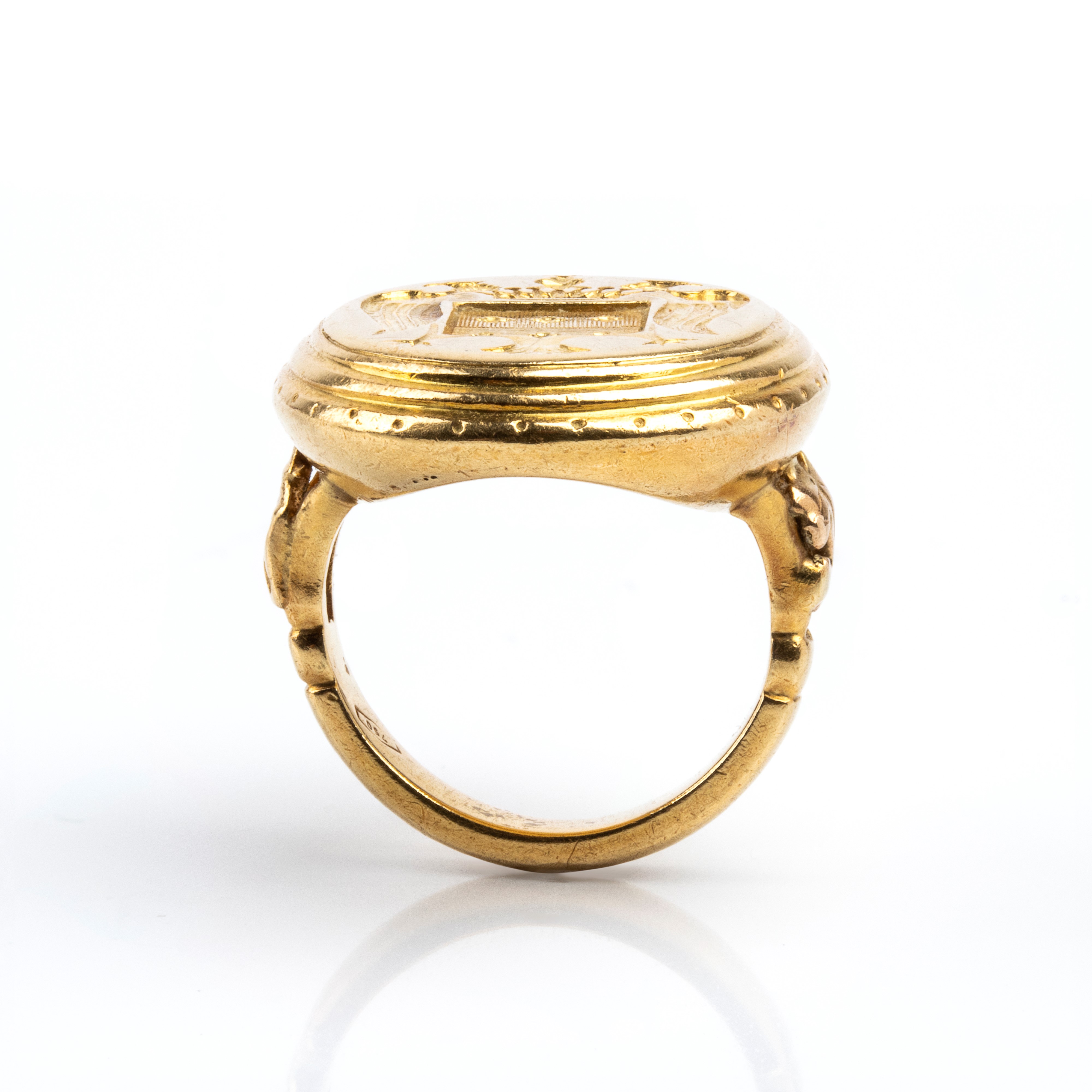 Anello in oro giallo 18k con sigillo nobiliare e stemma araldico